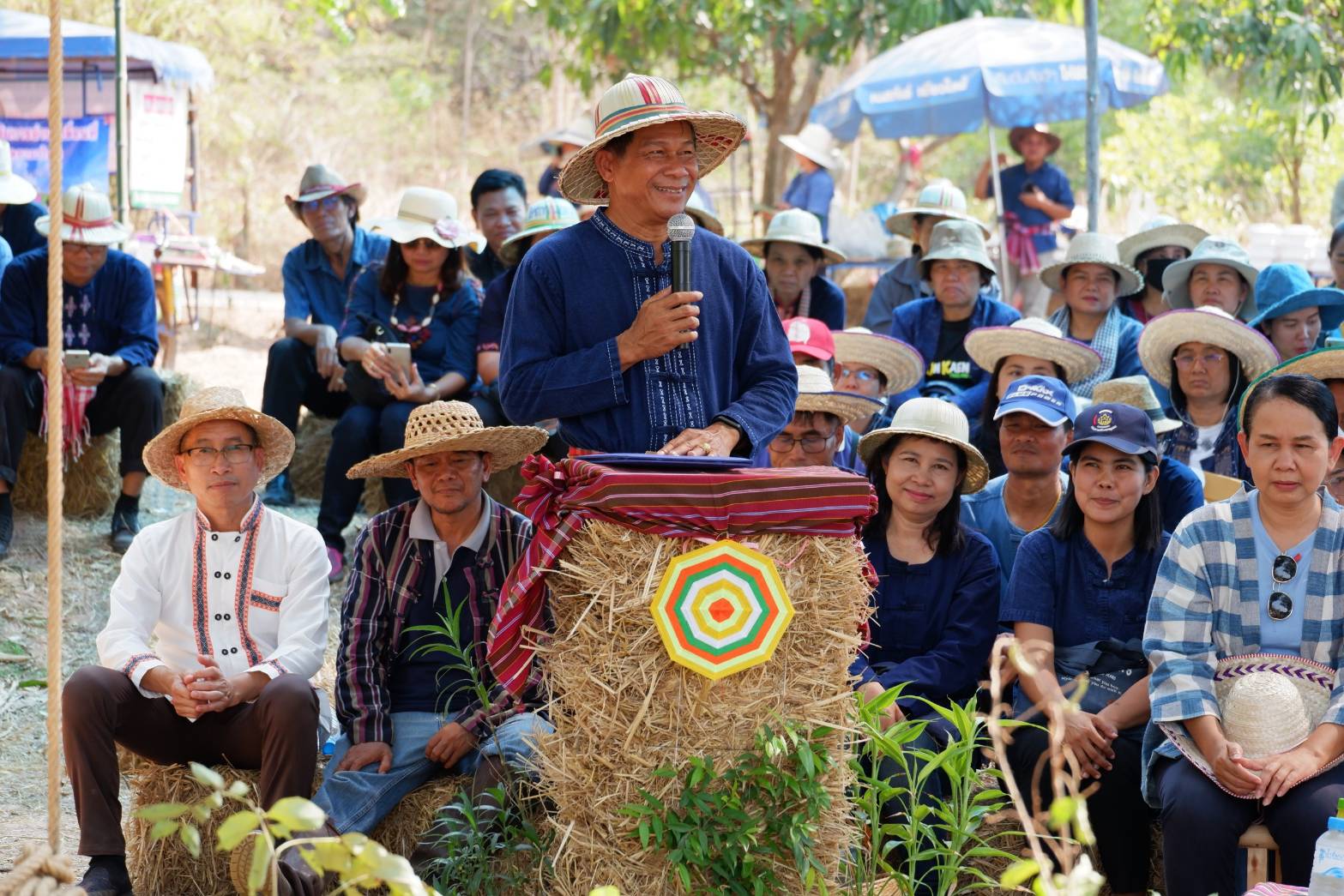 ? พช.ขอนแก่น : ร่วมกิจกรรมเอามื้อสามัคคี “หิ้วตะกร้า ถือถุงผ้า แบกจอบเสียม ร่วมขุดคลองฮองเหมียง” จุดตัวอย่างจังหวัด บ้านชาด ตำบลขามป้อม อำเภอพระยืน จังหวัดขอนแก่น ?