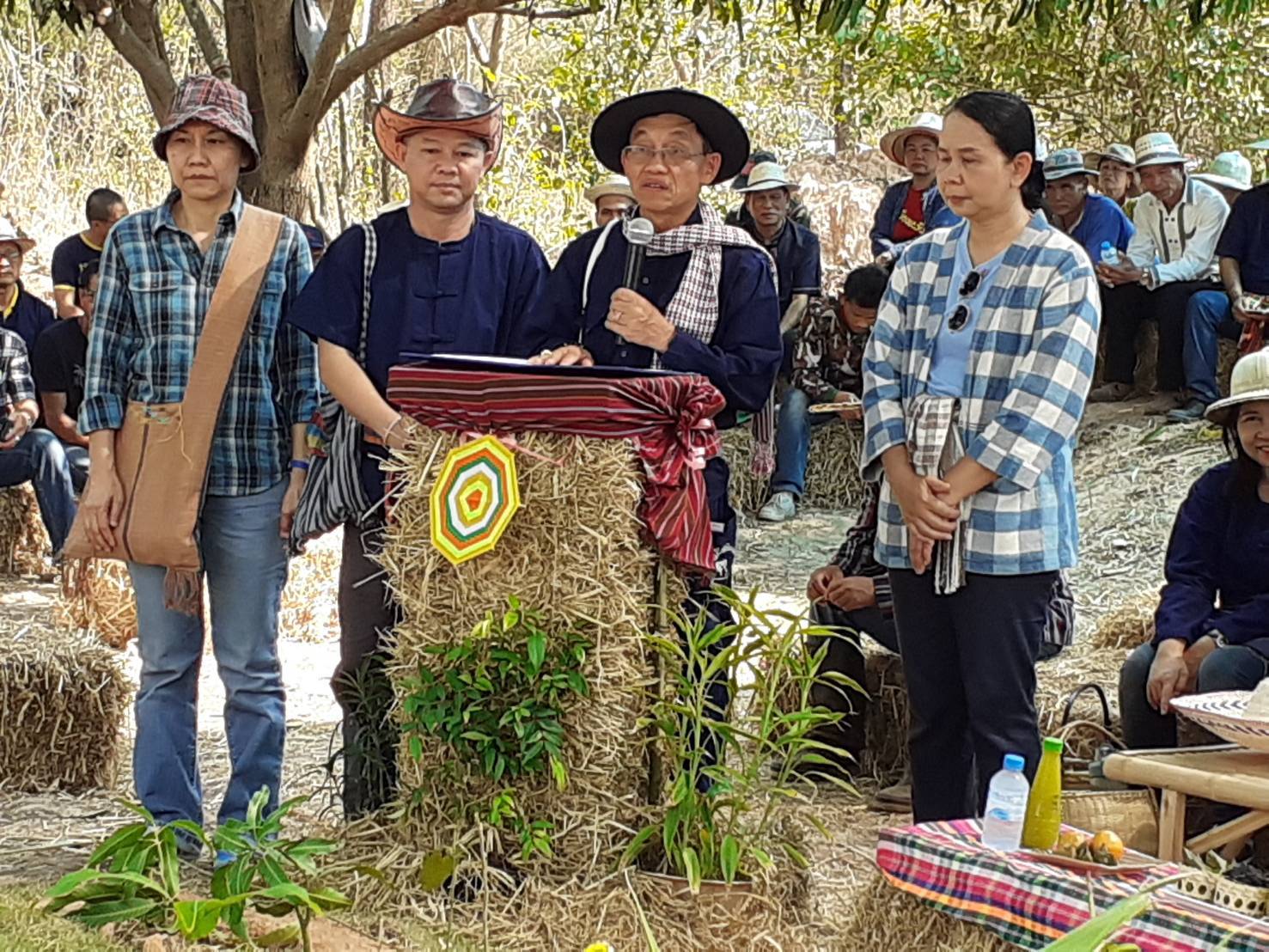 ? พช.ขอนแก่น : ร่วมกิจกรรมเอามื้อสามัคคี “หิ้วตะกร้า ถือถุงผ้า แบกจอบเสียม ร่วมขุดคลองฮองเหมียง” จุดตัวอย่างจังหวัด บ้านชาด ตำบลขามป้อม อำเภอพระยืน จังหวัดขอนแก่น ?