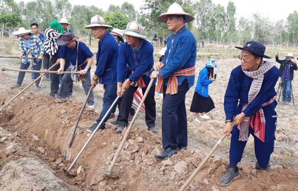 ? พช.ขอนแก่น : ร่วมกิจกรรมเอามื้อสามัคคี “หิ้วตะกร้า ถือถุงผ้า แบกจอบเสียม ร่วมขุดคลองฮองเหมียง” จุดตัวอย่างจังหวัด บ้านชาด ตำบลขามป้อม อำเภอพระยืน จังหวัดขอนแก่น ?