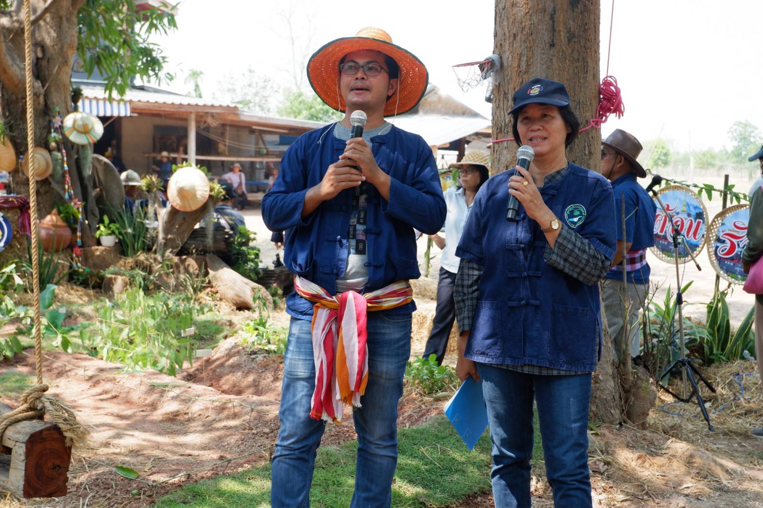 ? พช.ขอนแก่น : ร่วมกิจกรรมเอามื้อสามัคคี “หิ้วตะกร้า ถือถุงผ้า แบกจอบเสียม ร่วมขุดคลองฮองเหมียง” จุดตัวอย่างจังหวัด บ้านชาด ตำบลขามป้อม อำเภอพระยืน จังหวัดขอนแก่น ?