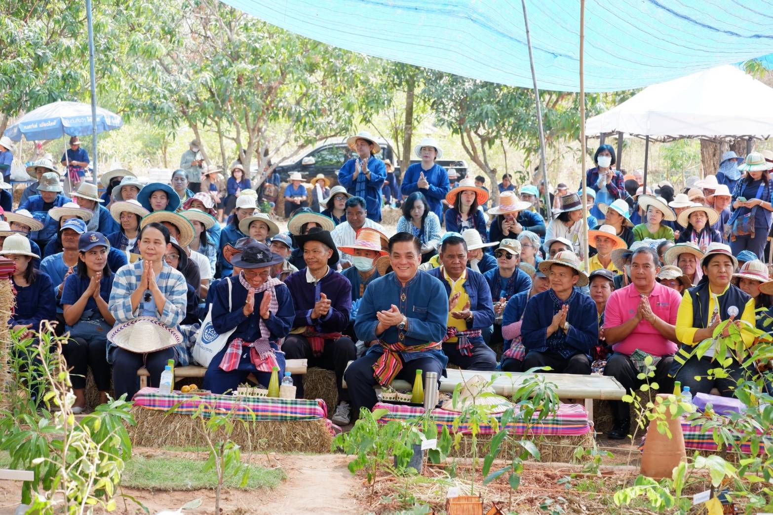 ? พช.ขอนแก่น : ร่วมกิจกรรมเอามื้อสามัคคี “หิ้วตะกร้า ถือถุงผ้า แบกจอบเสียม ร่วมขุดคลองฮองเหมียง” จุดตัวอย่างจังหวัด บ้านชาด ตำบลขามป้อม อำเภอพระยืน จังหวัดขอนแก่น ?