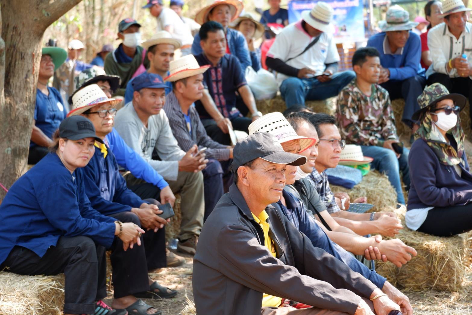 ? พช.ขอนแก่น : ร่วมกิจกรรมเอามื้อสามัคคี “หิ้วตะกร้า ถือถุงผ้า แบกจอบเสียม ร่วมขุดคลองฮองเหมียง” จุดตัวอย่างจังหวัด บ้านชาด ตำบลขามป้อม อำเภอพระยืน จังหวัดขอนแก่น ?
