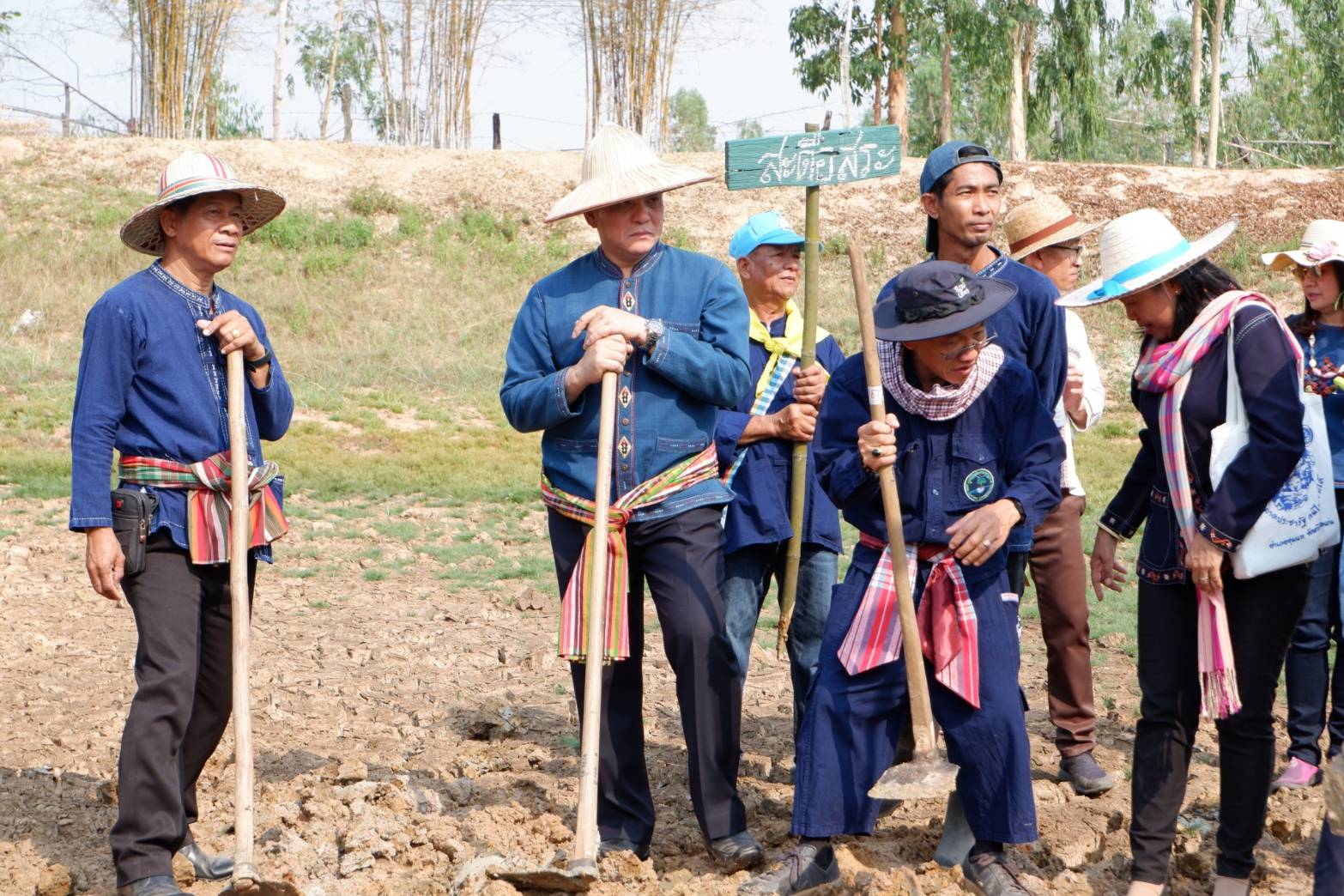 ? พช.ขอนแก่น : ร่วมกิจกรรมเอามื้อสามัคคี “หิ้วตะกร้า ถือถุงผ้า แบกจอบเสียม ร่วมขุดคลองฮองเหมียง” จุดตัวอย่างจังหวัด บ้านชาด ตำบลขามป้อม อำเภอพระยืน จังหวัดขอนแก่น ?