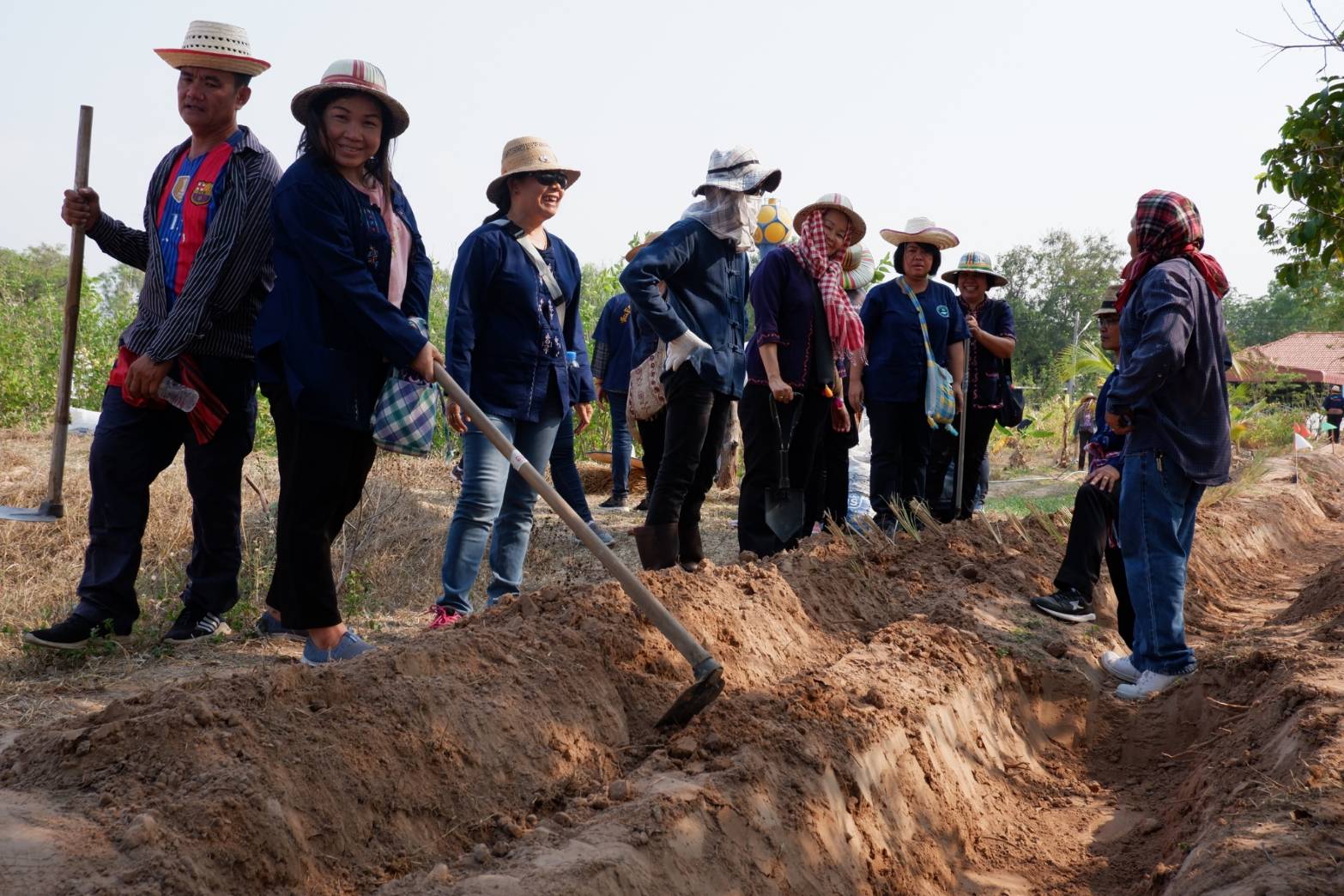 ? พช.ขอนแก่น : ร่วมกิจกรรมเอามื้อสามัคคี “หิ้วตะกร้า ถือถุงผ้า แบกจอบเสียม ร่วมขุดคลองฮองเหมียง” จุดตัวอย่างจังหวัด บ้านชาด ตำบลขามป้อม อำเภอพระยืน จังหวัดขอนแก่น ?