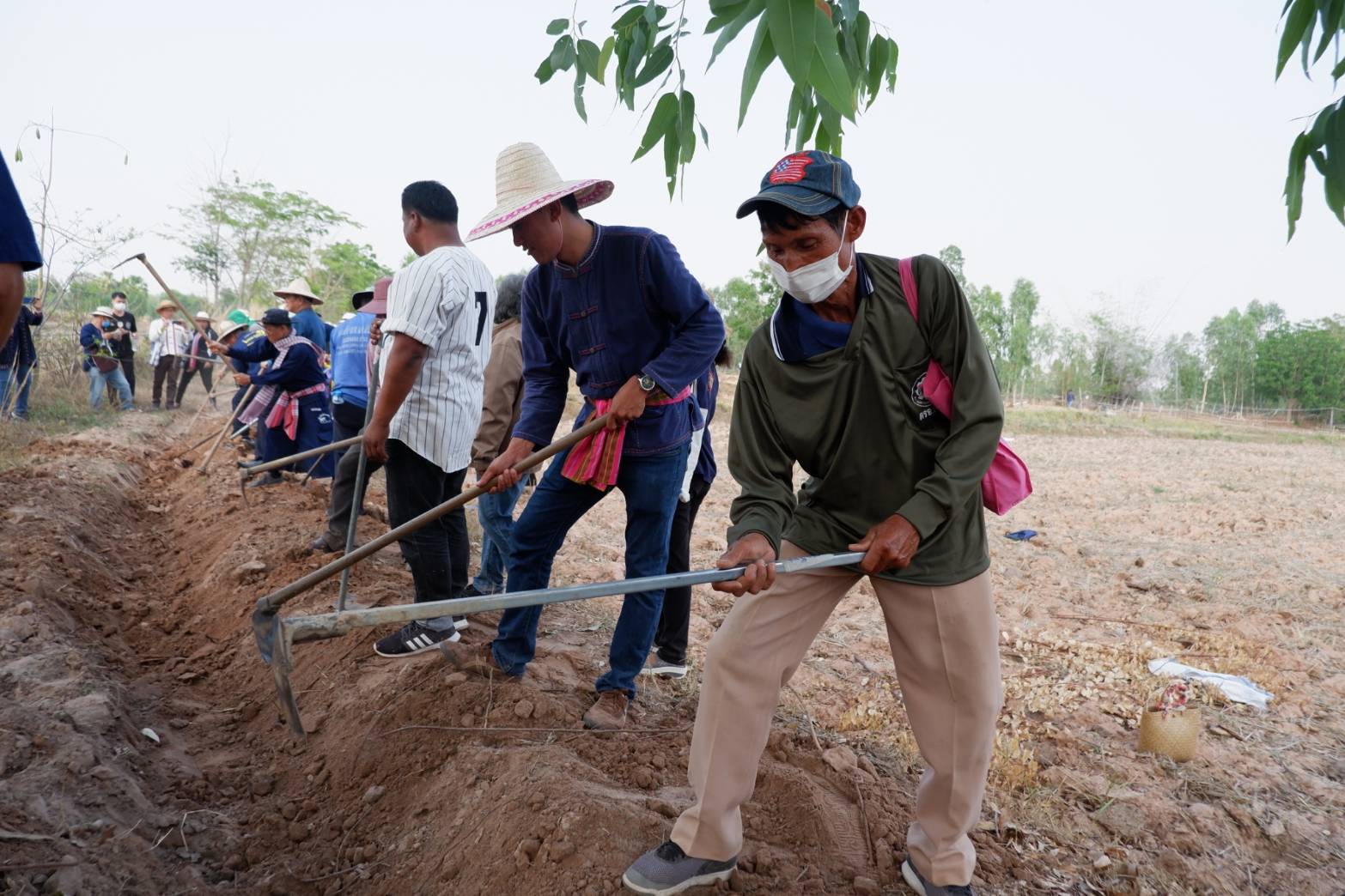 ? พช.ขอนแก่น : ร่วมกิจกรรมเอามื้อสามัคคี “หิ้วตะกร้า ถือถุงผ้า แบกจอบเสียม ร่วมขุดคลองฮองเหมียง” จุดตัวอย่างจังหวัด บ้านชาด ตำบลขามป้อม อำเภอพระยืน จังหวัดขอนแก่น ?