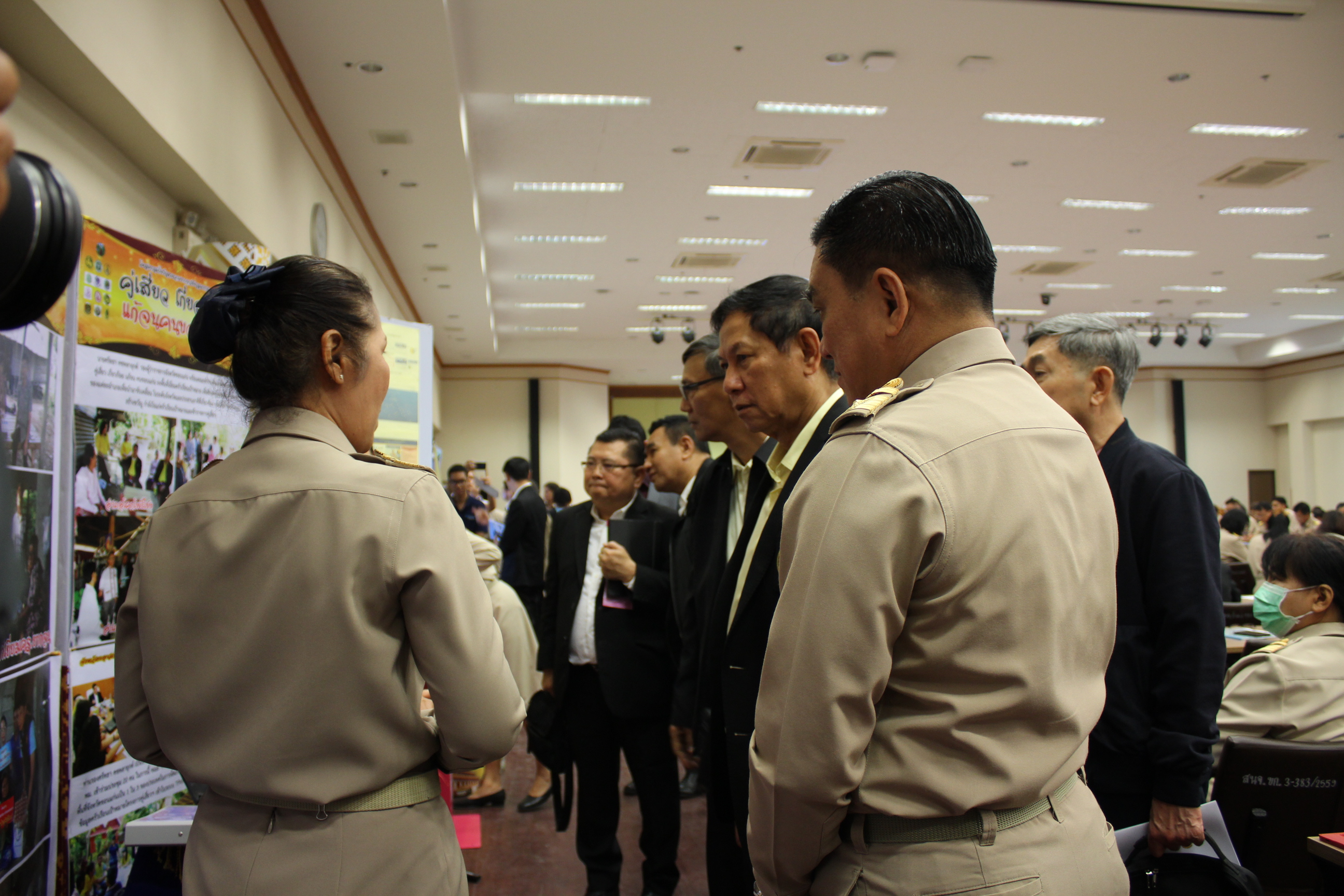 ? พช.ขอนแก่น : ร่วมประชุม และจัดแสดงนิทรรศการผลงานโครงการคู่เสี่ยว เกี่ยวก้อย แก้จนคนขอนแก่น ในการศึกษาดูงานของคณะกรรมาธิการการบริหารราชการแผ่นดิน วุฒิสภา ในพื้นที่จังหวัดขอนแก่น ?