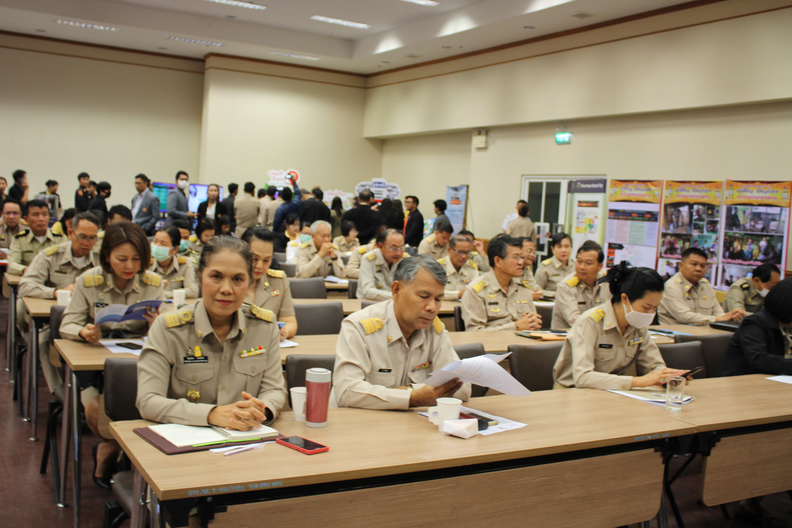 ? พช.ขอนแก่น : ร่วมประชุม และจัดแสดงนิทรรศการผลงานโครงการคู่เสี่ยว เกี่ยวก้อย แก้จนคนขอนแก่น ในการศึกษาดูงานของคณะกรรมาธิการการบริหารราชการแผ่นดิน วุฒิสภา ในพื้นที่จังหวัดขอนแก่น ?