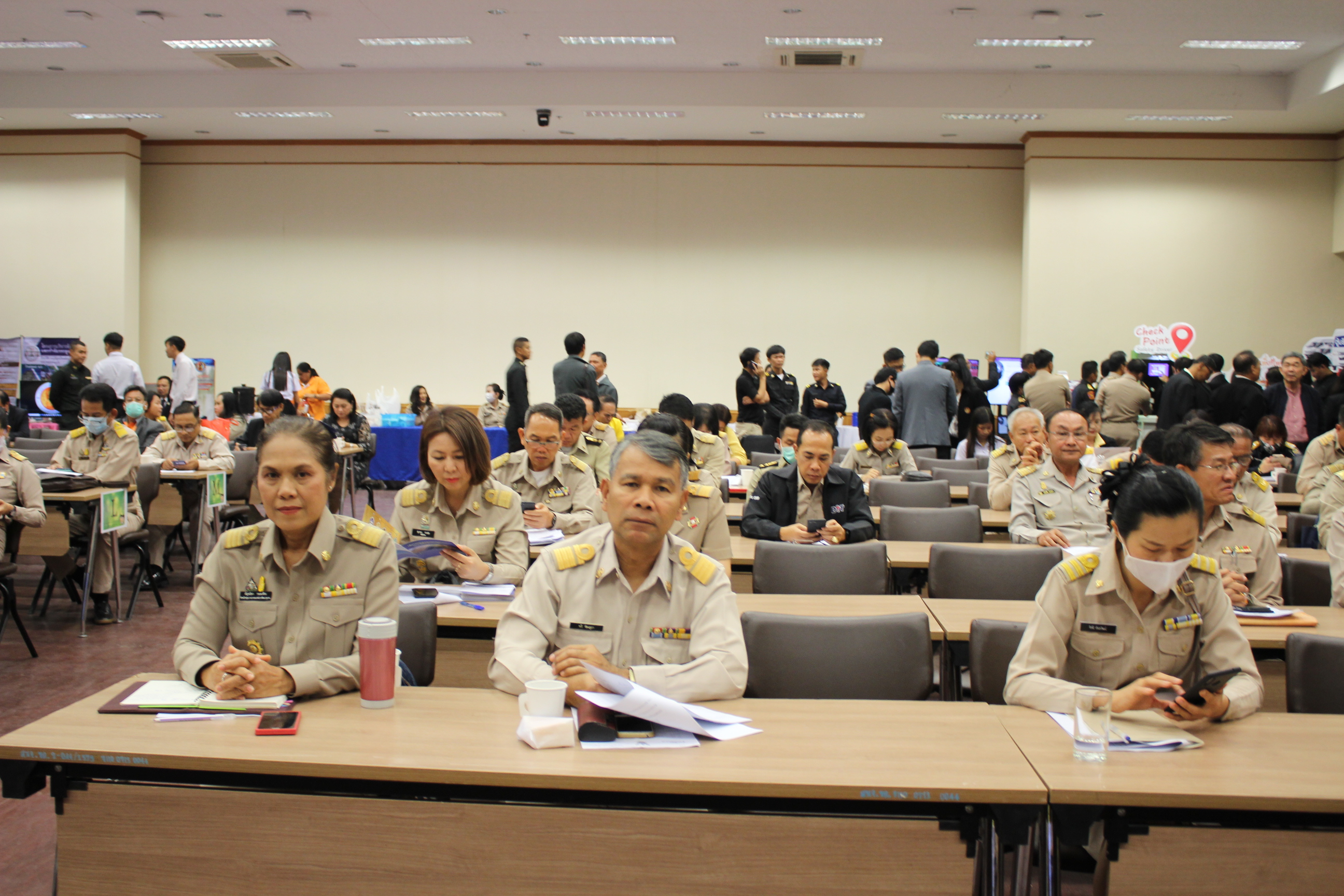 ? พช.ขอนแก่น : ร่วมประชุม และจัดแสดงนิทรรศการผลงานโครงการคู่เสี่ยว เกี่ยวก้อย แก้จนคนขอนแก่น ในการศึกษาดูงานของคณะกรรมาธิการการบริหารราชการแผ่นดิน วุฒิสภา ในพื้นที่จังหวัดขอนแก่น ?
