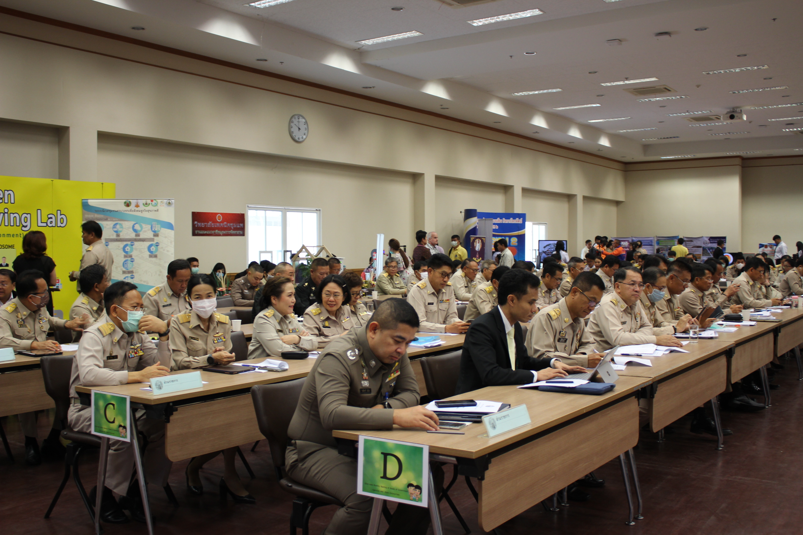 ? พช.ขอนแก่น : ร่วมประชุม และจัดแสดงนิทรรศการผลงานโครงการคู่เสี่ยว เกี่ยวก้อย แก้จนคนขอนแก่น ในการศึกษาดูงานของคณะกรรมาธิการการบริหารราชการแผ่นดิน วุฒิสภา ในพื้นที่จังหวัดขอนแก่น ?