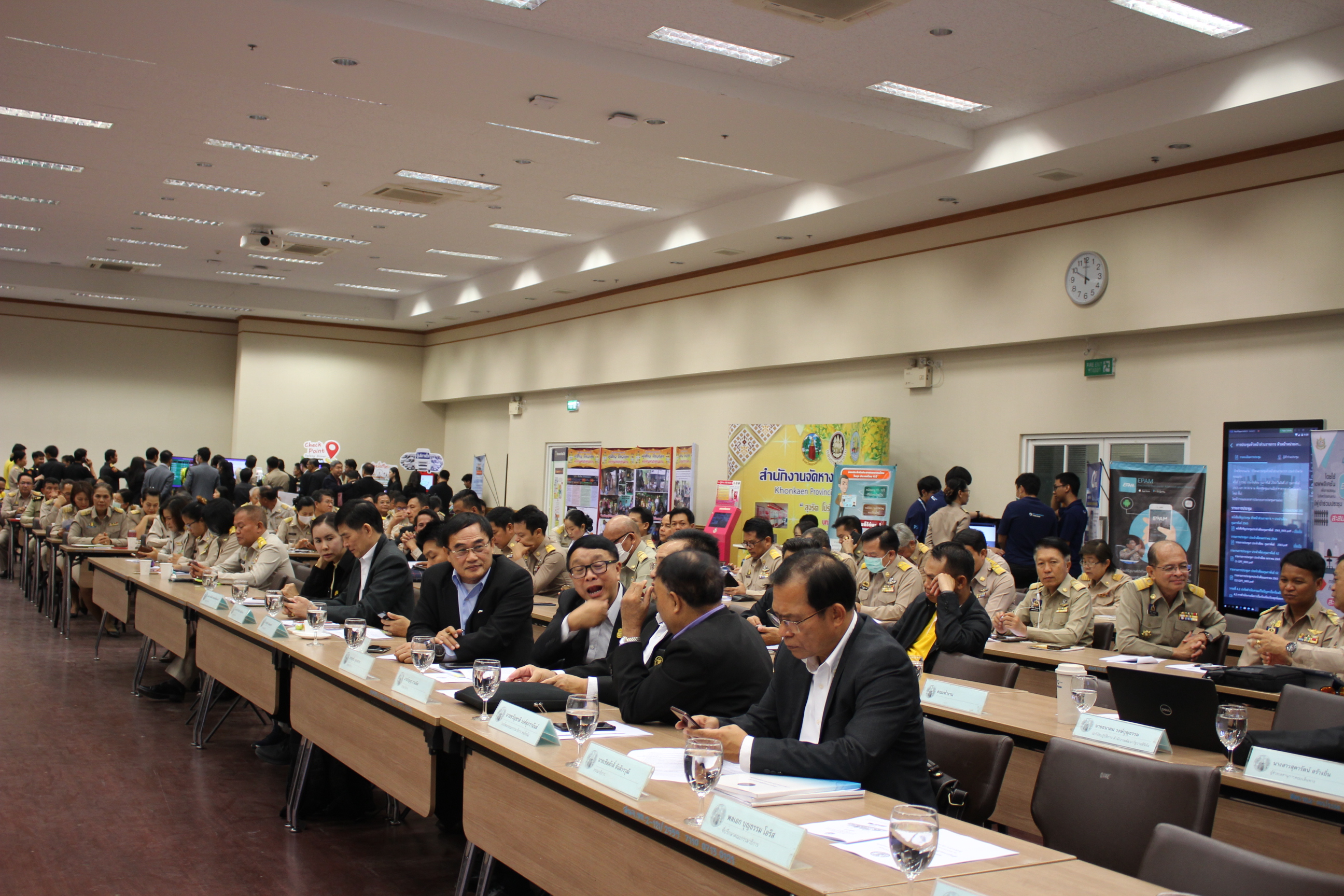 ? พช.ขอนแก่น : ร่วมประชุม และจัดแสดงนิทรรศการผลงานโครงการคู่เสี่ยว เกี่ยวก้อย แก้จนคนขอนแก่น ในการศึกษาดูงานของคณะกรรมาธิการการบริหารราชการแผ่นดิน วุฒิสภา ในพื้นที่จังหวัดขอนแก่น ?