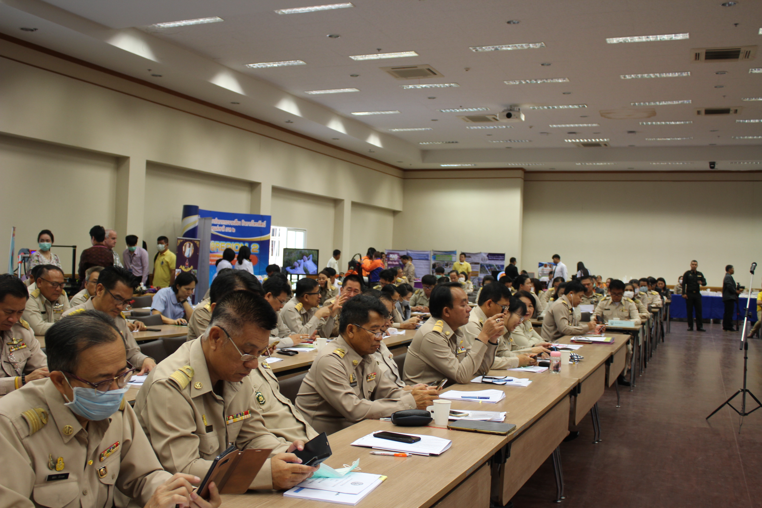 ? พช.ขอนแก่น : ร่วมประชุม และจัดแสดงนิทรรศการผลงานโครงการคู่เสี่ยว เกี่ยวก้อย แก้จนคนขอนแก่น ในการศึกษาดูงานของคณะกรรมาธิการการบริหารราชการแผ่นดิน วุฒิสภา ในพื้นที่จังหวัดขอนแก่น ?