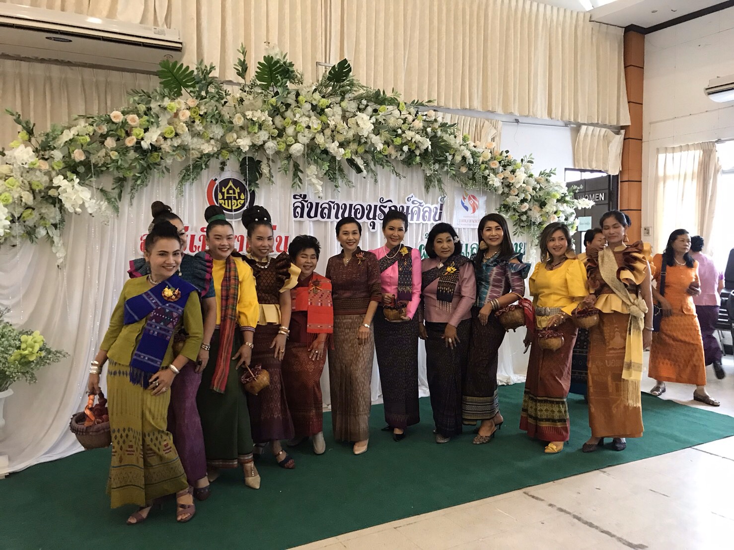 ? พช.ขอนแก่น : ร่วมโครงการ สตรีเมืองขอนแก่น สืบสาน อนุรักษ์ศิลป์ผ้าซิ่นและผ้าไทย และพิธีลงนามความร่วมมือ (MOU) “โครงการสืบสานอนุรักษ์ศิลป์ผ้าถิ่นไทย ดำรงไว้ในแผ่นดิน” ?