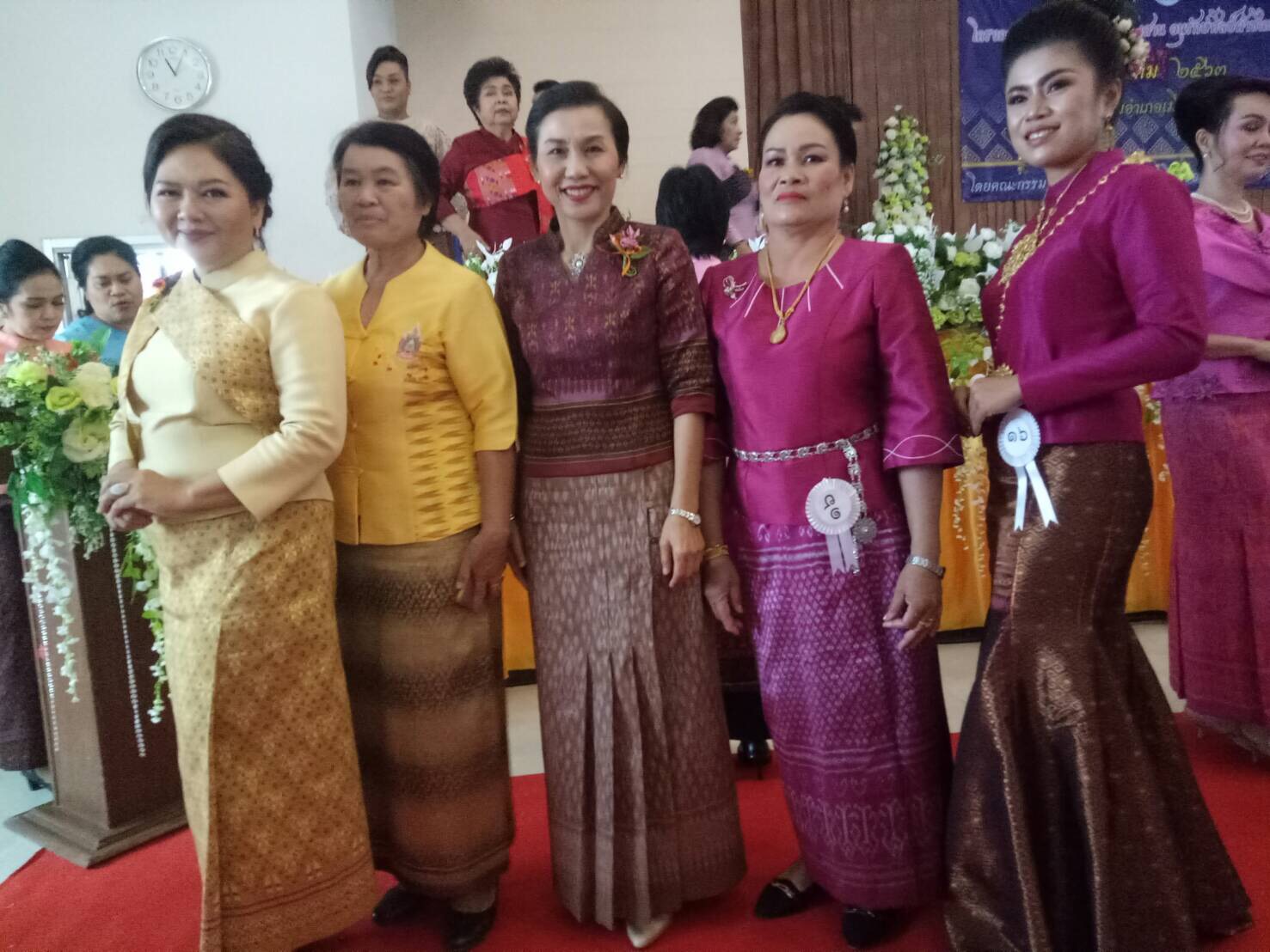 ? พช.ขอนแก่น : ร่วมโครงการ สตรีเมืองขอนแก่น สืบสาน อนุรักษ์ศิลป์ผ้าซิ่นและผ้าไทย และพิธีลงนามความร่วมมือ (MOU) “โครงการสืบสานอนุรักษ์ศิลป์ผ้าถิ่นไทย ดำรงไว้ในแผ่นดิน” ?