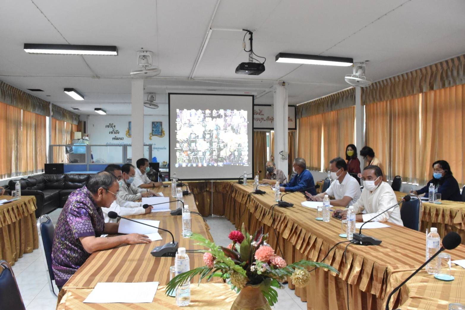 ? พช.ขอนแก่น : ร่วมประชุมทีมปฏิบัติการขับเคลื่อน ขอนแก่น : เมืองหัตถกรรมโลกแห่งผ้ามัดหมี่และคณะทำงานด้านการจัดประชุมสัมมนาไหมนานาชาติ (Symposium) ?
