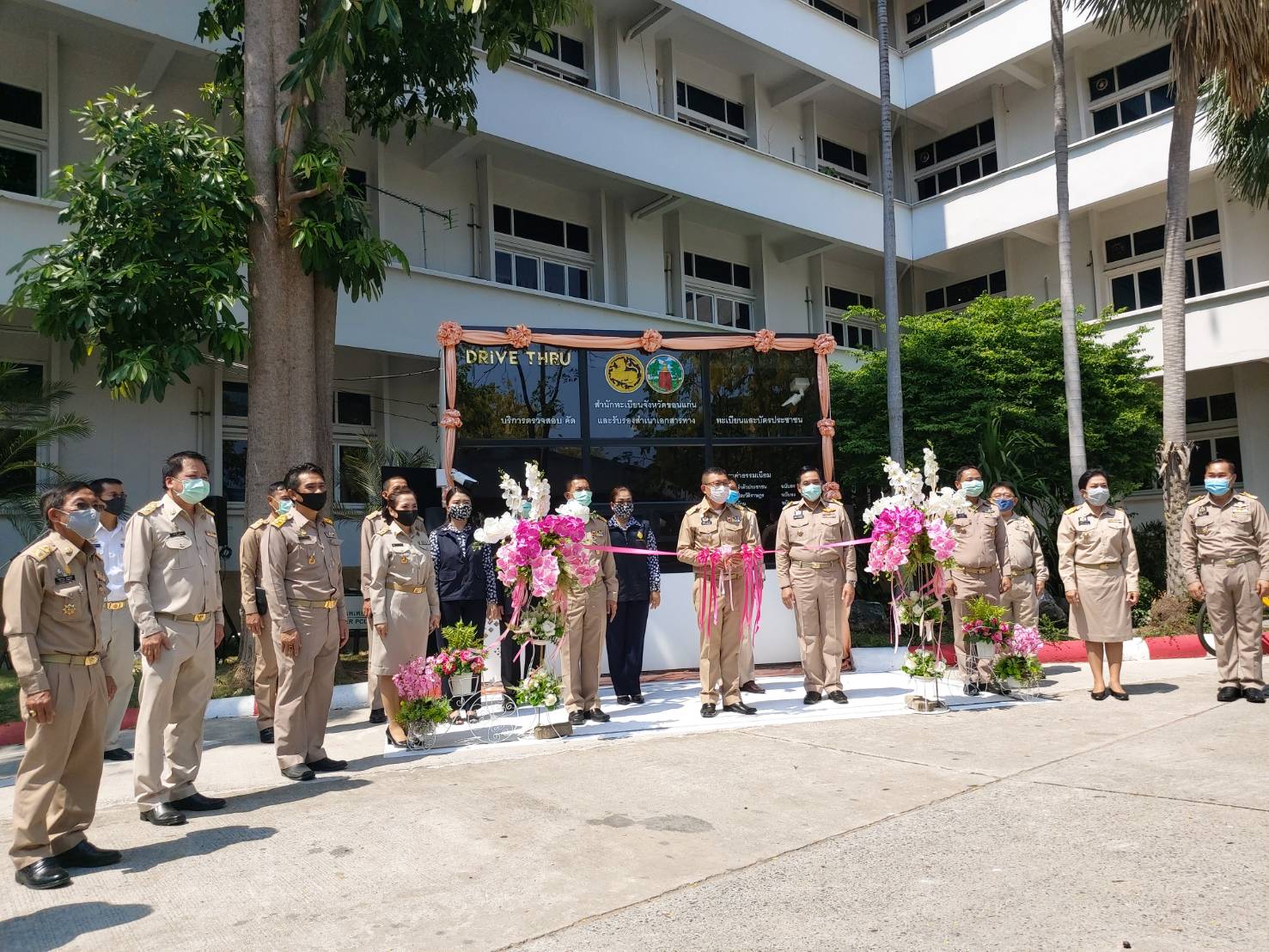 ? พช.ขอนแก่น : ร่วมเป็นเกียรติพิธีเปิดการให้บริการประชาชนแบบไม่ต้องลงจากรถยนต์ (Drive Thru Service) ?