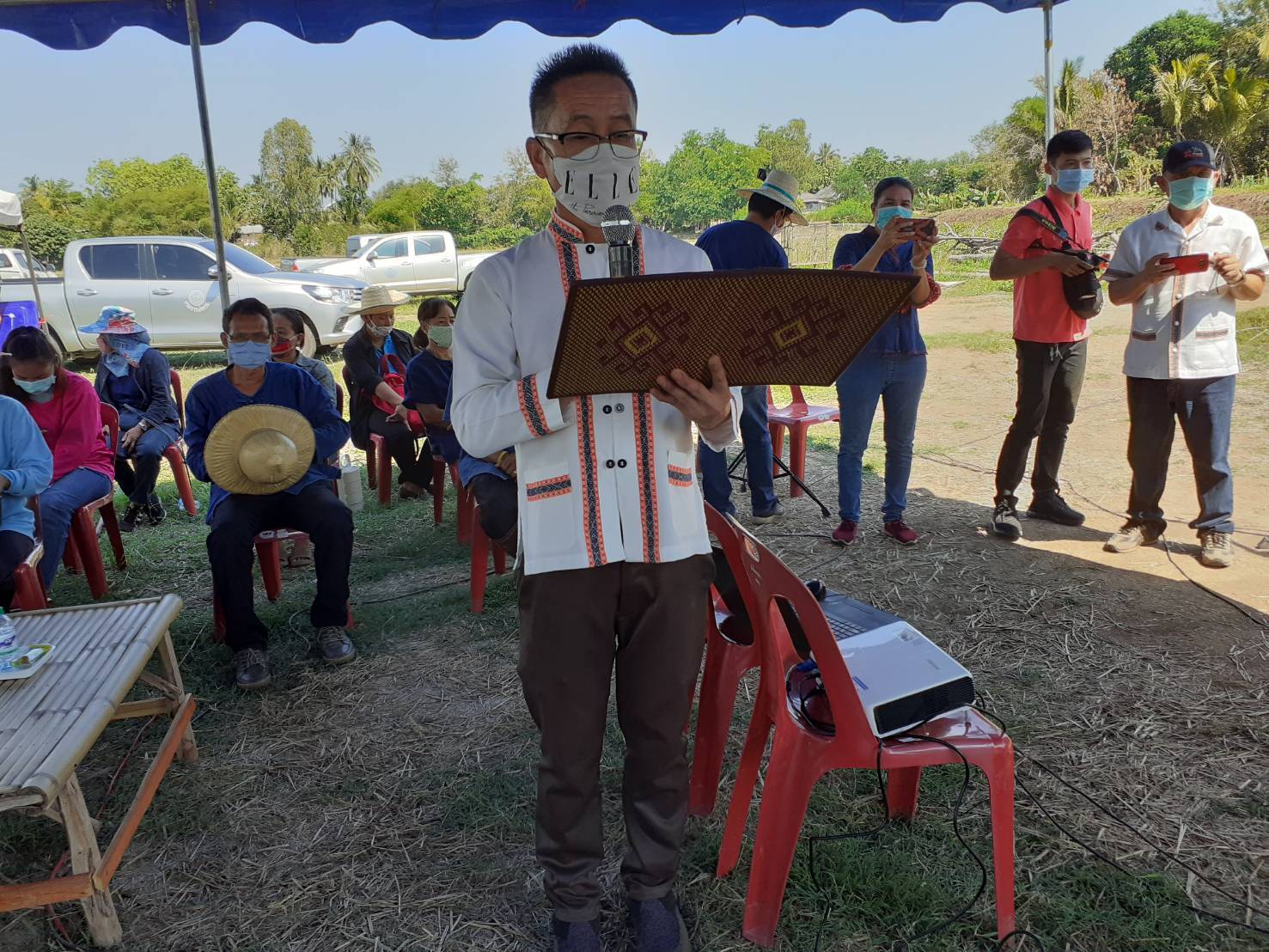 ? พช.ขอนแก่น : ร่วมกิจกรรมเอามื้อสามัคคี โคก หนอง นาโมเดล “หิ้วปิ่นโตเอามื้อ ถือจอบเสียม ไปร่วมพลิกฟื้นผืนนา ฝ่าวิกฤติโควิด-19 มีป่า มีน้ำ มีกิน” ณ บ้านเซินเหนือ หมู่ที่2 ตำบลโนนคอม อำเภอภูผาม่าน จังหวัดขอนแก่น ?