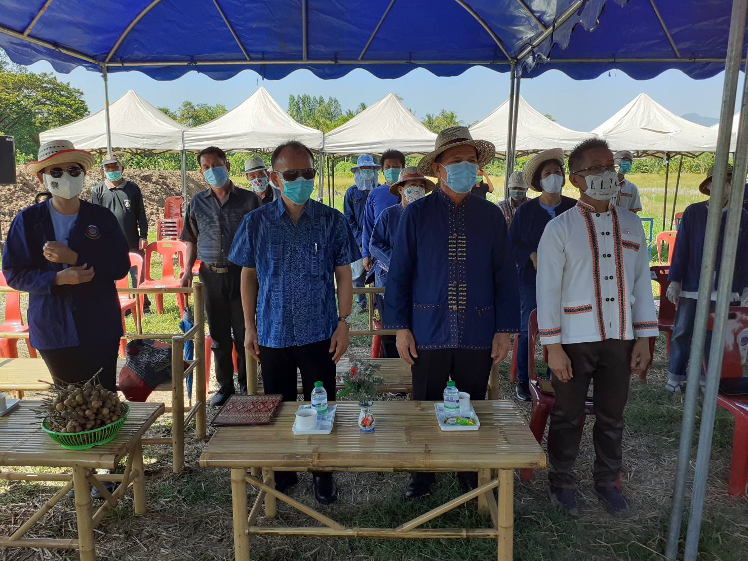 ? พช.ขอนแก่น : ร่วมกิจกรรมเอามื้อสามัคคี โคก หนอง นาโมเดล “หิ้วปิ่นโตเอามื้อ ถือจอบเสียม ไปร่วมพลิกฟื้นผืนนา ฝ่าวิกฤติโควิด-19 มีป่า มีน้ำ มีกิน” ณ บ้านเซินเหนือ หมู่ที่2 ตำบลโนนคอม อำเภอภูผาม่าน จังหวัดขอนแก่น ?