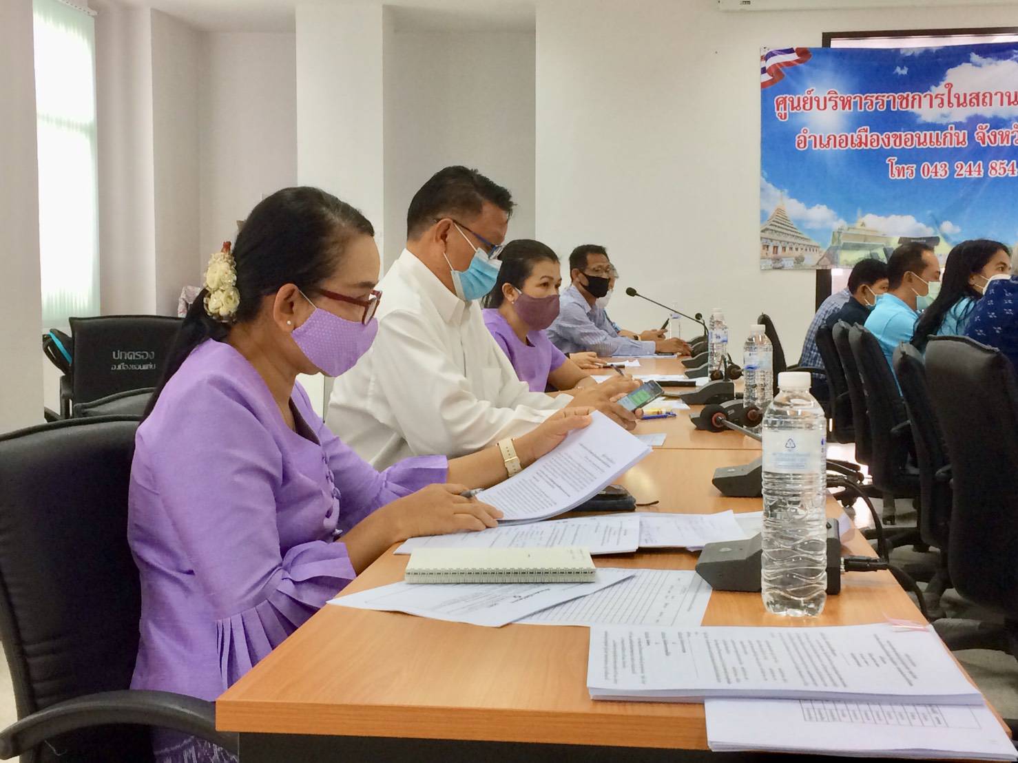 ? พช.ขอนแก่น : ร่วมประชุมคณะกรรมการกระตุ้นเศรษฐกิจฐานรากเพื่อบรรเทาผลกระทบจาก COVID -19 จังหวัดขอนแก่น ครั้งที่ 3/2563 ?  ?? วันที่ 29 พฤษภาคม 2563 เวลา 09.00 -12.00 น. ณ ห้องประชุมที่ว่าการอำเภอเมืองขอนแก่น จังหวัดขอนแก่น        นายสมศักดิ์  จังตระกุล  ผู้ว่าราชการจังหวัดขอนแก่น มอบหมายให้ นายศรัทธา  คชพลายุกต์  รองผู้ว่าราชการจังหวัดขอนแก่น เป็นประธานในการประชุมคณะกรรมการกระตุ้นเศรษฐกิจฐานรากเพื่อบรรเทาผลกระทบจาก COVID-19 จังหวัดขอนแก่น โดยมีส่วนราชการ เอกชน และภาคประชาสังคม ที่ได้รับการแต่งตั้ง ร่วมประชุมฯ        ในการนี้ นายธีระเชษฐ  สอนปะละ  พัฒนาการจังหวัดขอนแก่น พร้อมด้วยนางจิรภา  เชื้อดวงผุย หัวหน้ากลุ่มงานส่งเสริมการพัฒนาชุมชน และนางสาวณฐมน  ศรีอาจ นักวิชาการพัฒนาชุมชนชำนาญการผู้ช่วยหัวหน้ากลุ่มงานส่งเสริมฯ ร่วมประชุมในครั้งนี้ด้วย     ?ที่ประชุม ได้ร่วมกันหารือถึงการดำเนินโครงการกระตุ้นเศรษฐกิจหลังวิกฤตแพร่ระบาดโรคติดเชื้อไวรัสโคโรนา 2019 (COVID-19) จังหวัดขอนแก่น ภายใต้ชื่อ “ตลาดกระตุ้นเศรษฐกิจ วิถีใหม่ ไทขอนแก่น” กิจกรรมต่าง ๆ ในงานมีการ จัดตลาดนัดแรงงาน จัดตลาดธงฟ้า จัดตลาดสินค้าเกษตร การเชื่อมโยงตลาดสินค้า OTOP การเชื่อมโยงผู้ผลิต ผู้ประกอบการ และการให้สินเชื่อ/การช่วยเหลือเพื่อเกษตรกรและผู้เดือดร้อนเข้าถึงแหล่งทุน     ?การจัดทำโครงการภายใต้กรอบนโยบายการฟื้นฟูเศรษฐกิจและสังคมของประเทศในด้านต่าง ๆ ของจังหวัดขอนแก่น ทั้ง 3 ด้าน ได้แก่ (1) ด้านการตลาด (2) ด้านแรงงาน และ (3) ด้านอาชีพ/นวัตกรรม/ผู้ประกอบการ  ซึ่งประธานฯ ได้เน้นย้ำให้ทุกหน่วยงานที่จะเสนอโครงการฯ ให้เป็นไปตามกรอบนโยบายที่กำหนด พร้อมทั้งให้ข้อเสนอแนะแนวทางในการจัดทำโครงการของแต่ละด้าน ??  ——————— ? ตันติกร-ภาพข่าว (ข่าว) กลุ่มงานสารสนเทศฯ สพจ.ขอนแก่น-รายงาน