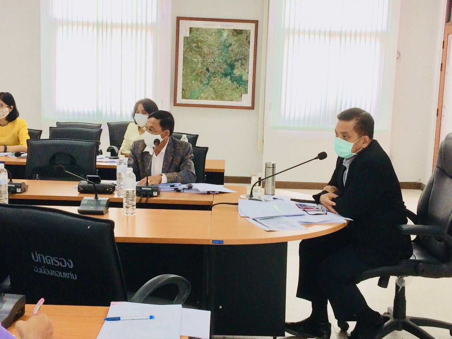 ? พช.ขอนแก่น : ร่วมประชุมคณะกรรมการกระตุ้นเศรษฐกิจฐานรากเพื่อบรรเทาผลกระทบจาก COVID -19 จังหวัดขอนแก่น ครั้งที่ 3/2563 ?  ?? วันที่ 29 พฤษภาคม 2563 เวลา 09.00 -12.00 น. ณ ห้องประชุมที่ว่าการอำเภอเมืองขอนแก่น จังหวัดขอนแก่น        นายสมศักดิ์  จังตระกุล  ผู้ว่าราชการจังหวัดขอนแก่น มอบหมายให้ นายศรัทธา  คชพลายุกต์  รองผู้ว่าราชการจังหวัดขอนแก่น เป็นประธานในการประชุมคณะกรรมการกระตุ้นเศรษฐกิจฐานรากเพื่อบรรเทาผลกระทบจาก COVID-19 จังหวัดขอนแก่น โดยมีส่วนราชการ เอกชน และภาคประชาสังคม ที่ได้รับการแต่งตั้ง ร่วมประชุมฯ        ในการนี้ นายธีระเชษฐ  สอนปะละ  พัฒนาการจังหวัดขอนแก่น พร้อมด้วยนางจิรภา  เชื้อดวงผุย หัวหน้ากลุ่มงานส่งเสริมการพัฒนาชุมชน และนางสาวณฐมน  ศรีอาจ นักวิชาการพัฒนาชุมชนชำนาญการผู้ช่วยหัวหน้ากลุ่มงานส่งเสริมฯ ร่วมประชุมในครั้งนี้ด้วย     ?ที่ประชุม ได้ร่วมกันหารือถึงการดำเนินโครงการกระตุ้นเศรษฐกิจหลังวิกฤตแพร่ระบาดโรคติดเชื้อไวรัสโคโรนา 2019 (COVID-19) จังหวัดขอนแก่น ภายใต้ชื่อ “ตลาดกระตุ้นเศรษฐกิจ วิถีใหม่ ไทขอนแก่น” กิจกรรมต่าง ๆ ในงานมีการ จัดตลาดนัดแรงงาน จัดตลาดธงฟ้า จัดตลาดสินค้าเกษตร การเชื่อมโยงตลาดสินค้า OTOP การเชื่อมโยงผู้ผลิต ผู้ประกอบการ และการให้สินเชื่อ/การช่วยเหลือเพื่อเกษตรกรและผู้เดือดร้อนเข้าถึงแหล่งทุน     ?การจัดทำโครงการภายใต้กรอบนโยบายการฟื้นฟูเศรษฐกิจและสังคมของประเทศในด้านต่าง ๆ ของจังหวัดขอนแก่น ทั้ง 3 ด้าน ได้แก่ (1) ด้านการตลาด (2) ด้านแรงงาน และ (3) ด้านอาชีพ/นวัตกรรม/ผู้ประกอบการ  ซึ่งประธานฯ ได้เน้นย้ำให้ทุกหน่วยงานที่จะเสนอโครงการฯ ให้เป็นไปตามกรอบนโยบายที่กำหนด พร้อมทั้งให้ข้อเสนอแนะแนวทางในการจัดทำโครงการของแต่ละด้าน ??  ——————— ? ตันติกร-ภาพข่าว (ข่าว) กลุ่มงานสารสนเทศฯ สพจ.ขอนแก่น-รายงาน