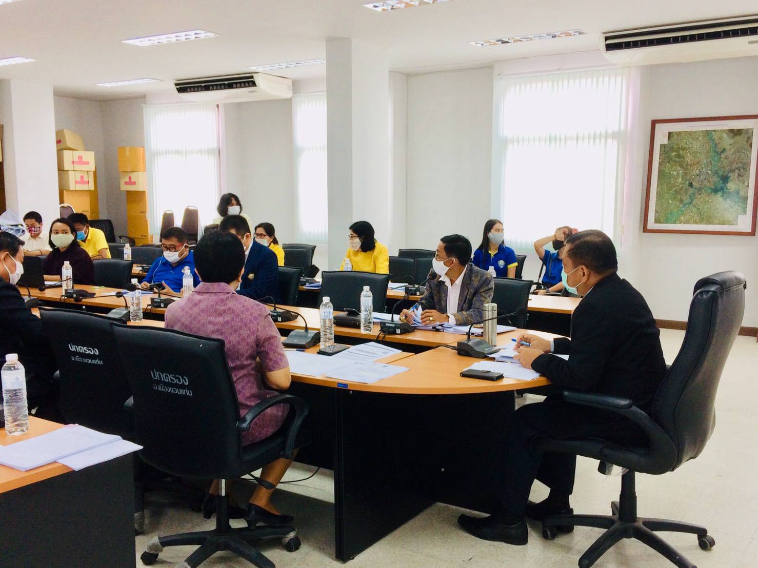 ? พช.ขอนแก่น : ร่วมประชุมคณะกรรมการกระตุ้นเศรษฐกิจฐานรากเพื่อบรรเทาผลกระทบจาก COVID -19 จังหวัดขอนแก่น ครั้งที่ 3/2563 ?  ?? วันที่ 29 พฤษภาคม 2563 เวลา 09.00 -12.00 น. ณ ห้องประชุมที่ว่าการอำเภอเมืองขอนแก่น จังหวัดขอนแก่น        นายสมศักดิ์  จังตระกุล  ผู้ว่าราชการจังหวัดขอนแก่น มอบหมายให้ นายศรัทธา  คชพลายุกต์  รองผู้ว่าราชการจังหวัดขอนแก่น เป็นประธานในการประชุมคณะกรรมการกระตุ้นเศรษฐกิจฐานรากเพื่อบรรเทาผลกระทบจาก COVID-19 จังหวัดขอนแก่น โดยมีส่วนราชการ เอกชน และภาคประชาสังคม ที่ได้รับการแต่งตั้ง ร่วมประชุมฯ        ในการนี้ นายธีระเชษฐ  สอนปะละ  พัฒนาการจังหวัดขอนแก่น พร้อมด้วยนางจิรภา  เชื้อดวงผุย หัวหน้ากลุ่มงานส่งเสริมการพัฒนาชุมชน และนางสาวณฐมน  ศรีอาจ นักวิชาการพัฒนาชุมชนชำนาญการผู้ช่วยหัวหน้ากลุ่มงานส่งเสริมฯ ร่วมประชุมในครั้งนี้ด้วย     ?ที่ประชุม ได้ร่วมกันหารือถึงการดำเนินโครงการกระตุ้นเศรษฐกิจหลังวิกฤตแพร่ระบาดโรคติดเชื้อไวรัสโคโรนา 2019 (COVID-19) จังหวัดขอนแก่น ภายใต้ชื่อ “ตลาดกระตุ้นเศรษฐกิจ วิถีใหม่ ไทขอนแก่น” กิจกรรมต่าง ๆ ในงานมีการ จัดตลาดนัดแรงงาน จัดตลาดธงฟ้า จัดตลาดสินค้าเกษตร การเชื่อมโยงตลาดสินค้า OTOP การเชื่อมโยงผู้ผลิต ผู้ประกอบการ และการให้สินเชื่อ/การช่วยเหลือเพื่อเกษตรกรและผู้เดือดร้อนเข้าถึงแหล่งทุน     ?การจัดทำโครงการภายใต้กรอบนโยบายการฟื้นฟูเศรษฐกิจและสังคมของประเทศในด้านต่าง ๆ ของจังหวัดขอนแก่น ทั้ง 3 ด้าน ได้แก่ (1) ด้านการตลาด (2) ด้านแรงงาน และ (3) ด้านอาชีพ/นวัตกรรม/ผู้ประกอบการ  ซึ่งประธานฯ ได้เน้นย้ำให้ทุกหน่วยงานที่จะเสนอโครงการฯ ให้เป็นไปตามกรอบนโยบายที่กำหนด พร้อมทั้งให้ข้อเสนอแนะแนวทางในการจัดทำโครงการของแต่ละด้าน ??  ——————— ? ตันติกร-ภาพข่าว (ข่าว) กลุ่มงานสารสนเทศฯ สพจ.ขอนแก่น-รายงาน