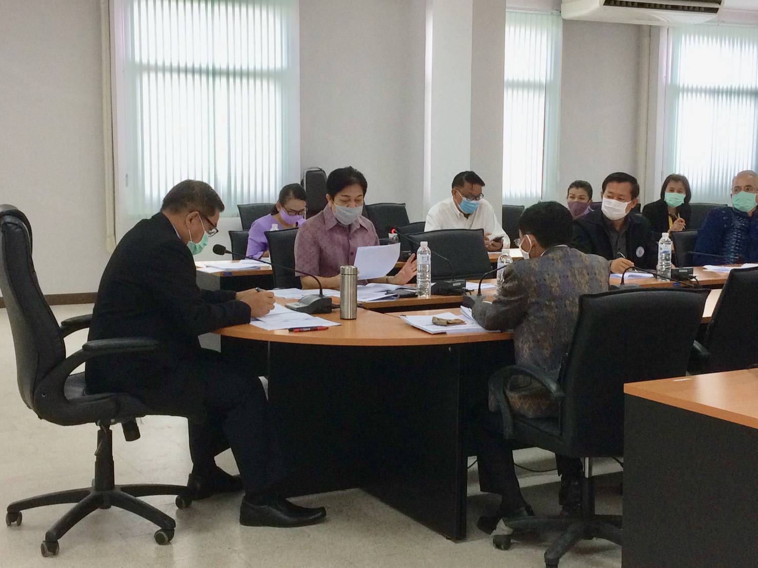 ? พช.ขอนแก่น : ร่วมประชุมคณะกรรมการกระตุ้นเศรษฐกิจฐานรากเพื่อบรรเทาผลกระทบจาก COVID -19 จังหวัดขอนแก่น ครั้งที่ 3/2563 ?  ?? วันที่ 29 พฤษภาคม 2563 เวลา 09.00 -12.00 น. ณ ห้องประชุมที่ว่าการอำเภอเมืองขอนแก่น จังหวัดขอนแก่น        นายสมศักดิ์  จังตระกุล  ผู้ว่าราชการจังหวัดขอนแก่น มอบหมายให้ นายศรัทธา  คชพลายุกต์  รองผู้ว่าราชการจังหวัดขอนแก่น เป็นประธานในการประชุมคณะกรรมการกระตุ้นเศรษฐกิจฐานรากเพื่อบรรเทาผลกระทบจาก COVID-19 จังหวัดขอนแก่น โดยมีส่วนราชการ เอกชน และภาคประชาสังคม ที่ได้รับการแต่งตั้ง ร่วมประชุมฯ        ในการนี้ นายธีระเชษฐ  สอนปะละ  พัฒนาการจังหวัดขอนแก่น พร้อมด้วยนางจิรภา  เชื้อดวงผุย หัวหน้ากลุ่มงานส่งเสริมการพัฒนาชุมชน และนางสาวณฐมน  ศรีอาจ นักวิชาการพัฒนาชุมชนชำนาญการผู้ช่วยหัวหน้ากลุ่มงานส่งเสริมฯ ร่วมประชุมในครั้งนี้ด้วย     ?ที่ประชุม ได้ร่วมกันหารือถึงการดำเนินโครงการกระตุ้นเศรษฐกิจหลังวิกฤตแพร่ระบาดโรคติดเชื้อไวรัสโคโรนา 2019 (COVID-19) จังหวัดขอนแก่น ภายใต้ชื่อ “ตลาดกระตุ้นเศรษฐกิจ วิถีใหม่ ไทขอนแก่น” กิจกรรมต่าง ๆ ในงานมีการ จัดตลาดนัดแรงงาน จัดตลาดธงฟ้า จัดตลาดสินค้าเกษตร การเชื่อมโยงตลาดสินค้า OTOP การเชื่อมโยงผู้ผลิต ผู้ประกอบการ และการให้สินเชื่อ/การช่วยเหลือเพื่อเกษตรกรและผู้เดือดร้อนเข้าถึงแหล่งทุน     ?การจัดทำโครงการภายใต้กรอบนโยบายการฟื้นฟูเศรษฐกิจและสังคมของประเทศในด้านต่าง ๆ ของจังหวัดขอนแก่น ทั้ง 3 ด้าน ได้แก่ (1) ด้านการตลาด (2) ด้านแรงงาน และ (3) ด้านอาชีพ/นวัตกรรม/ผู้ประกอบการ  ซึ่งประธานฯ ได้เน้นย้ำให้ทุกหน่วยงานที่จะเสนอโครงการฯ ให้เป็นไปตามกรอบนโยบายที่กำหนด พร้อมทั้งให้ข้อเสนอแนะแนวทางในการจัดทำโครงการของแต่ละด้าน ??  ——————— ? ตันติกร-ภาพข่าว (ข่าว) กลุ่มงานสารสนเทศฯ สพจ.ขอนแก่น-รายงาน