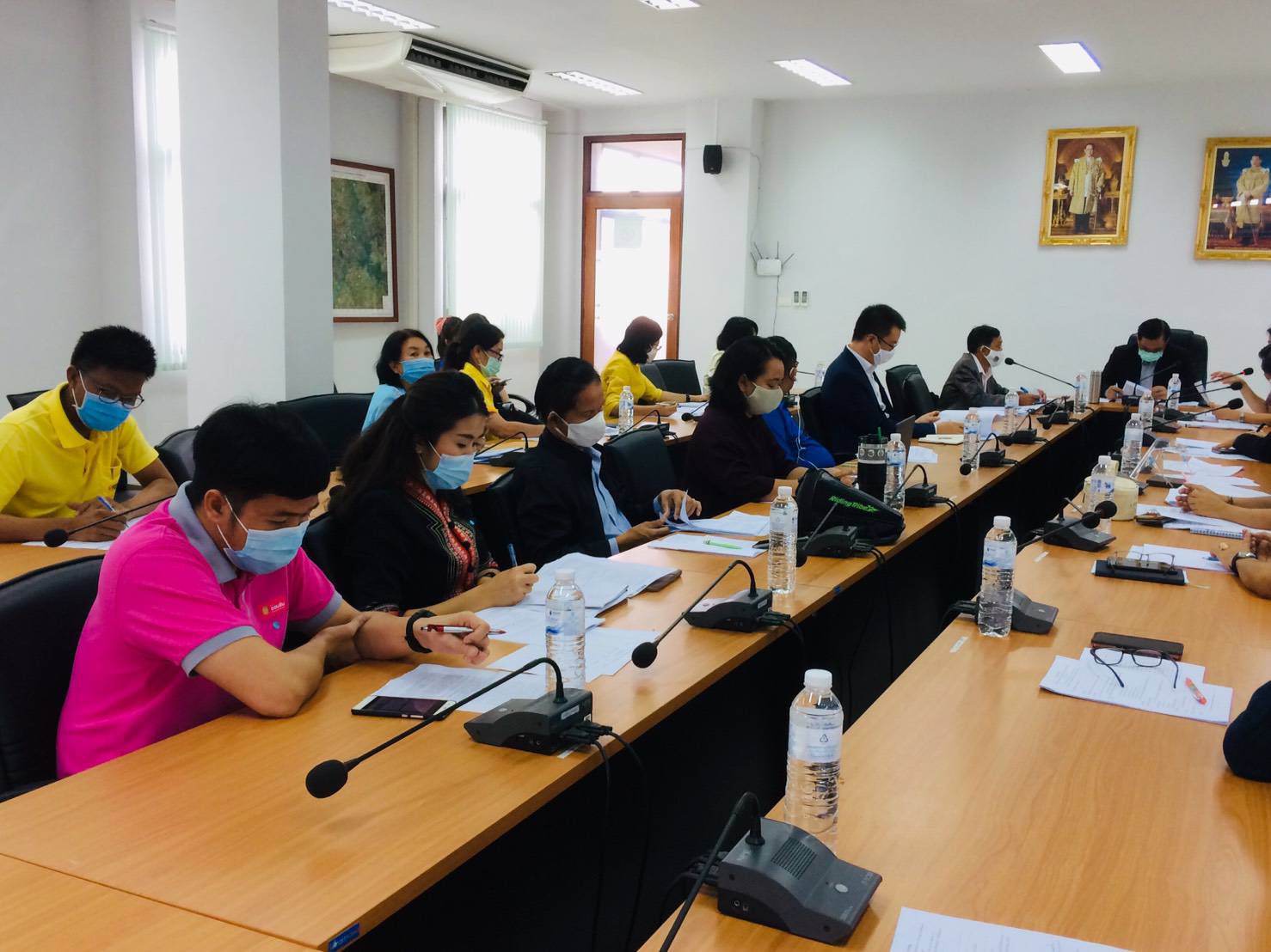 ? พช.ขอนแก่น : ร่วมประชุมคณะกรรมการกระตุ้นเศรษฐกิจฐานรากเพื่อบรรเทาผลกระทบจาก COVID -19 จังหวัดขอนแก่น ครั้งที่ 3/2563 ?  ?? วันที่ 29 พฤษภาคม 2563 เวลา 09.00 -12.00 น. ณ ห้องประชุมที่ว่าการอำเภอเมืองขอนแก่น จังหวัดขอนแก่น        นายสมศักดิ์  จังตระกุล  ผู้ว่าราชการจังหวัดขอนแก่น มอบหมายให้ นายศรัทธา  คชพลายุกต์  รองผู้ว่าราชการจังหวัดขอนแก่น เป็นประธานในการประชุมคณะกรรมการกระตุ้นเศรษฐกิจฐานรากเพื่อบรรเทาผลกระทบจาก COVID-19 จังหวัดขอนแก่น โดยมีส่วนราชการ เอกชน และภาคประชาสังคม ที่ได้รับการแต่งตั้ง ร่วมประชุมฯ        ในการนี้ นายธีระเชษฐ  สอนปะละ  พัฒนาการจังหวัดขอนแก่น พร้อมด้วยนางจิรภา  เชื้อดวงผุย หัวหน้ากลุ่มงานส่งเสริมการพัฒนาชุมชน และนางสาวณฐมน  ศรีอาจ นักวิชาการพัฒนาชุมชนชำนาญการผู้ช่วยหัวหน้ากลุ่มงานส่งเสริมฯ ร่วมประชุมในครั้งนี้ด้วย     ?ที่ประชุม ได้ร่วมกันหารือถึงการดำเนินโครงการกระตุ้นเศรษฐกิจหลังวิกฤตแพร่ระบาดโรคติดเชื้อไวรัสโคโรนา 2019 (COVID-19) จังหวัดขอนแก่น ภายใต้ชื่อ “ตลาดกระตุ้นเศรษฐกิจ วิถีใหม่ ไทขอนแก่น” กิจกรรมต่าง ๆ ในงานมีการ จัดตลาดนัดแรงงาน จัดตลาดธงฟ้า จัดตลาดสินค้าเกษตร การเชื่อมโยงตลาดสินค้า OTOP การเชื่อมโยงผู้ผลิต ผู้ประกอบการ และการให้สินเชื่อ/การช่วยเหลือเพื่อเกษตรกรและผู้เดือดร้อนเข้าถึงแหล่งทุน     ?การจัดทำโครงการภายใต้กรอบนโยบายการฟื้นฟูเศรษฐกิจและสังคมของประเทศในด้านต่าง ๆ ของจังหวัดขอนแก่น ทั้ง 3 ด้าน ได้แก่ (1) ด้านการตลาด (2) ด้านแรงงาน และ (3) ด้านอาชีพ/นวัตกรรม/ผู้ประกอบการ  ซึ่งประธานฯ ได้เน้นย้ำให้ทุกหน่วยงานที่จะเสนอโครงการฯ ให้เป็นไปตามกรอบนโยบายที่กำหนด พร้อมทั้งให้ข้อเสนอแนะแนวทางในการจัดทำโครงการของแต่ละด้าน ??  ——————— ? ตันติกร-ภาพข่าว (ข่าว) กลุ่มงานสารสนเทศฯ สพจ.ขอนแก่น-รายงาน