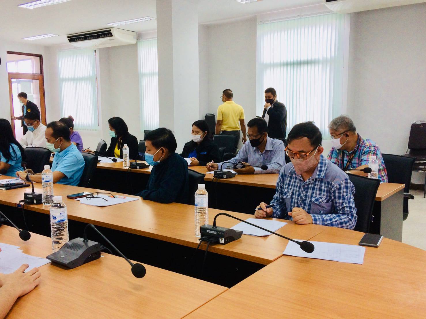 ? พช.ขอนแก่น : ร่วมประชุมคณะกรรมการกระตุ้นเศรษฐกิจฐานรากเพื่อบรรเทาผลกระทบจาก COVID -19 จังหวัดขอนแก่น ครั้งที่ 3/2563 ?  ?? วันที่ 29 พฤษภาคม 2563 เวลา 09.00 -12.00 น. ณ ห้องประชุมที่ว่าการอำเภอเมืองขอนแก่น จังหวัดขอนแก่น        นายสมศักดิ์  จังตระกุล  ผู้ว่าราชการจังหวัดขอนแก่น มอบหมายให้ นายศรัทธา  คชพลายุกต์  รองผู้ว่าราชการจังหวัดขอนแก่น เป็นประธานในการประชุมคณะกรรมการกระตุ้นเศรษฐกิจฐานรากเพื่อบรรเทาผลกระทบจาก COVID-19 จังหวัดขอนแก่น โดยมีส่วนราชการ เอกชน และภาคประชาสังคม ที่ได้รับการแต่งตั้ง ร่วมประชุมฯ        ในการนี้ นายธีระเชษฐ  สอนปะละ  พัฒนาการจังหวัดขอนแก่น พร้อมด้วยนางจิรภา  เชื้อดวงผุย หัวหน้ากลุ่มงานส่งเสริมการพัฒนาชุมชน และนางสาวณฐมน  ศรีอาจ นักวิชาการพัฒนาชุมชนชำนาญการผู้ช่วยหัวหน้ากลุ่มงานส่งเสริมฯ ร่วมประชุมในครั้งนี้ด้วย     ?ที่ประชุม ได้ร่วมกันหารือถึงการดำเนินโครงการกระตุ้นเศรษฐกิจหลังวิกฤตแพร่ระบาดโรคติดเชื้อไวรัสโคโรนา 2019 (COVID-19) จังหวัดขอนแก่น ภายใต้ชื่อ “ตลาดกระตุ้นเศรษฐกิจ วิถีใหม่ ไทขอนแก่น” กิจกรรมต่าง ๆ ในงานมีการ จัดตลาดนัดแรงงาน จัดตลาดธงฟ้า จัดตลาดสินค้าเกษตร การเชื่อมโยงตลาดสินค้า OTOP การเชื่อมโยงผู้ผลิต ผู้ประกอบการ และการให้สินเชื่อ/การช่วยเหลือเพื่อเกษตรกรและผู้เดือดร้อนเข้าถึงแหล่งทุน     ?การจัดทำโครงการภายใต้กรอบนโยบายการฟื้นฟูเศรษฐกิจและสังคมของประเทศในด้านต่าง ๆ ของจังหวัดขอนแก่น ทั้ง 3 ด้าน ได้แก่ (1) ด้านการตลาด (2) ด้านแรงงาน และ (3) ด้านอาชีพ/นวัตกรรม/ผู้ประกอบการ  ซึ่งประธานฯ ได้เน้นย้ำให้ทุกหน่วยงานที่จะเสนอโครงการฯ ให้เป็นไปตามกรอบนโยบายที่กำหนด พร้อมทั้งให้ข้อเสนอแนะแนวทางในการจัดทำโครงการของแต่ละด้าน ??  ——————— ? ตันติกร-ภาพข่าว (ข่าว) กลุ่มงานสารสนเทศฯ สพจ.ขอนแก่น-รายงาน