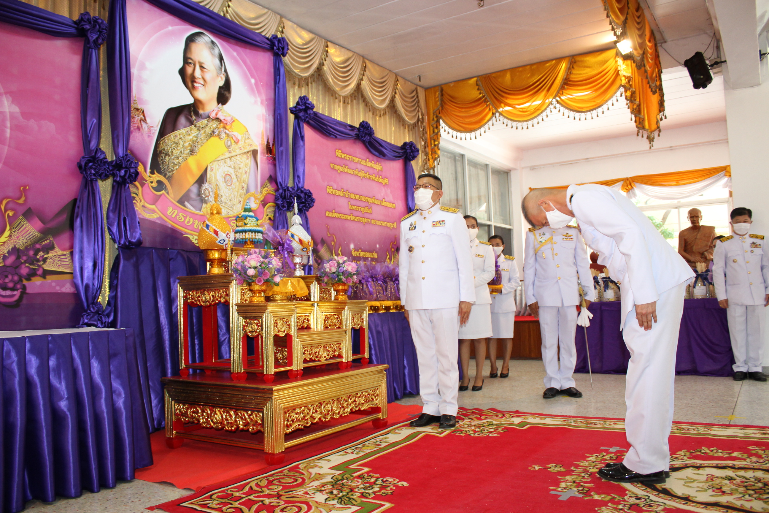 ? จังหวัดขอนแก่น จัดพิธีรับมอบเมล็ดพันธุ์ผักพระราชทานจากศูนย์พัฒนาพันธุ์พืชจักรพันธ์เพ็ญศิริฯ ผ่านโครงการ “ทหารพันธุ์ดี” มลฑลทหารบกที่ 23 จังหวัดขอนแก่น ?