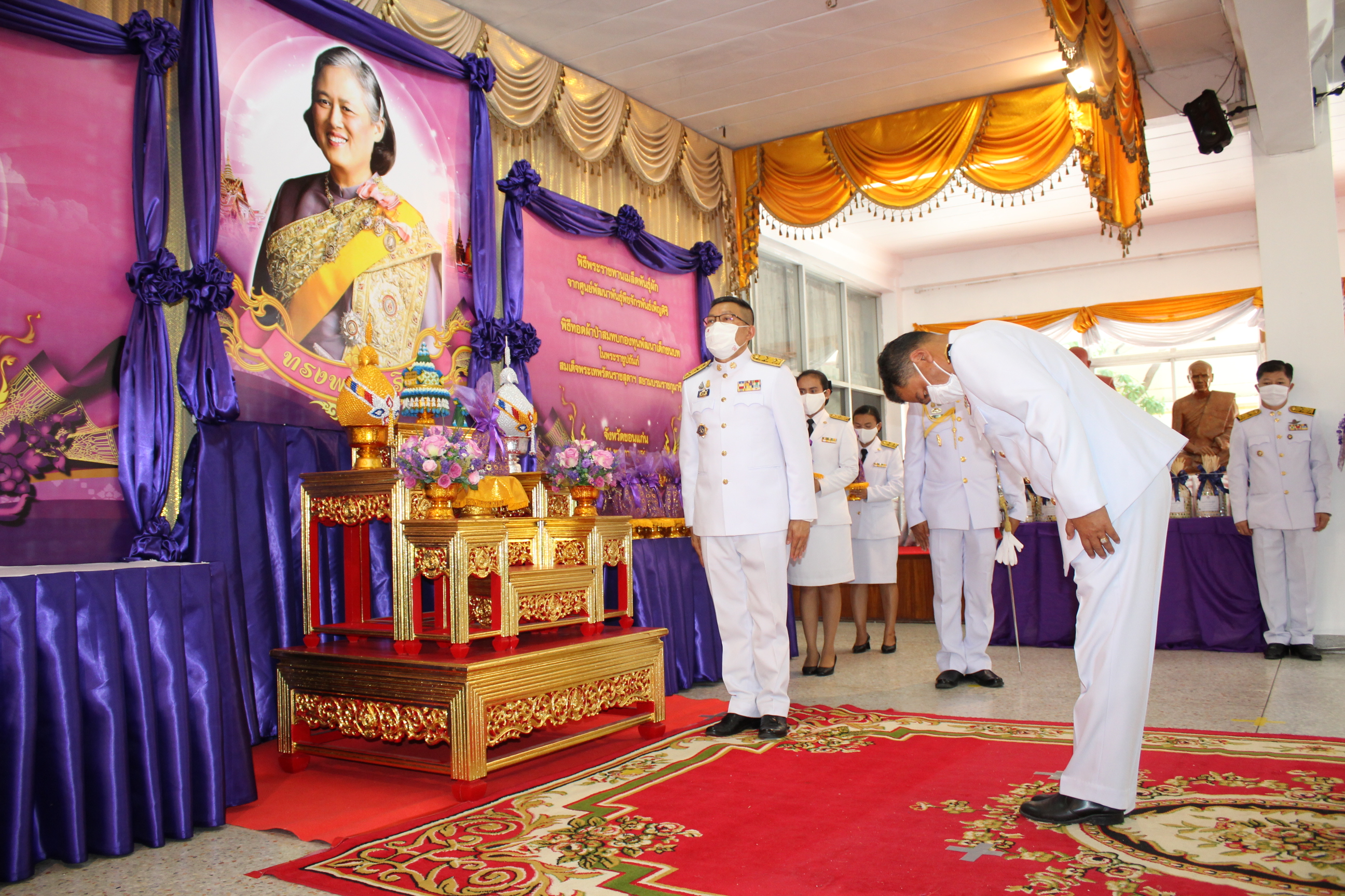 ? จังหวัดขอนแก่น จัดพิธีรับมอบเมล็ดพันธุ์ผักพระราชทานจากศูนย์พัฒนาพันธุ์พืชจักรพันธ์เพ็ญศิริฯ ผ่านโครงการ “ทหารพันธุ์ดี” มลฑลทหารบกที่ 23 จังหวัดขอนแก่น ?