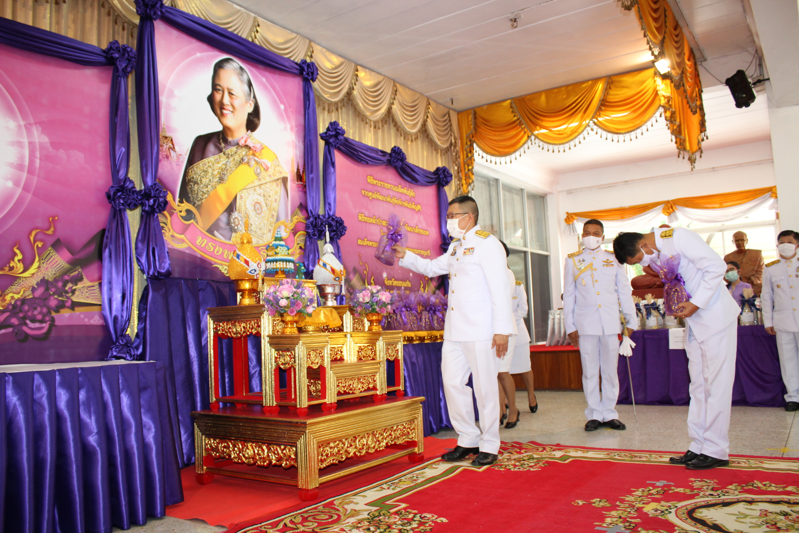 ? จังหวัดขอนแก่น จัดพิธีรับมอบเมล็ดพันธุ์ผักพระราชทานจากศูนย์พัฒนาพันธุ์พืชจักรพันธ์เพ็ญศิริฯ ผ่านโครงการ “ทหารพันธุ์ดี” มลฑลทหารบกที่ 23 จังหวัดขอนแก่น ?