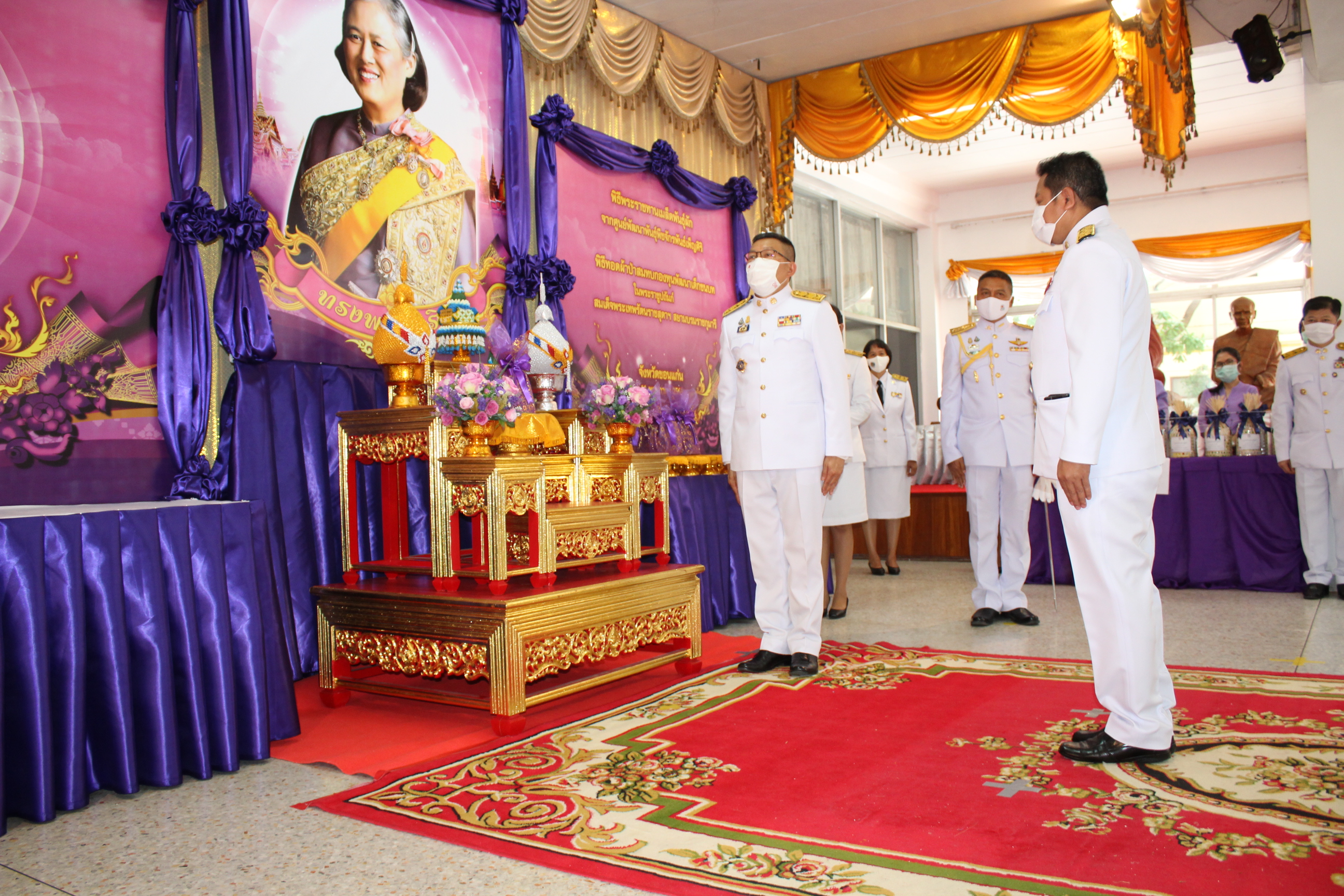 ? จังหวัดขอนแก่น จัดพิธีรับมอบเมล็ดพันธุ์ผักพระราชทานจากศูนย์พัฒนาพันธุ์พืชจักรพันธ์เพ็ญศิริฯ ผ่านโครงการ “ทหารพันธุ์ดี” มลฑลทหารบกที่ 23 จังหวัดขอนแก่น ?