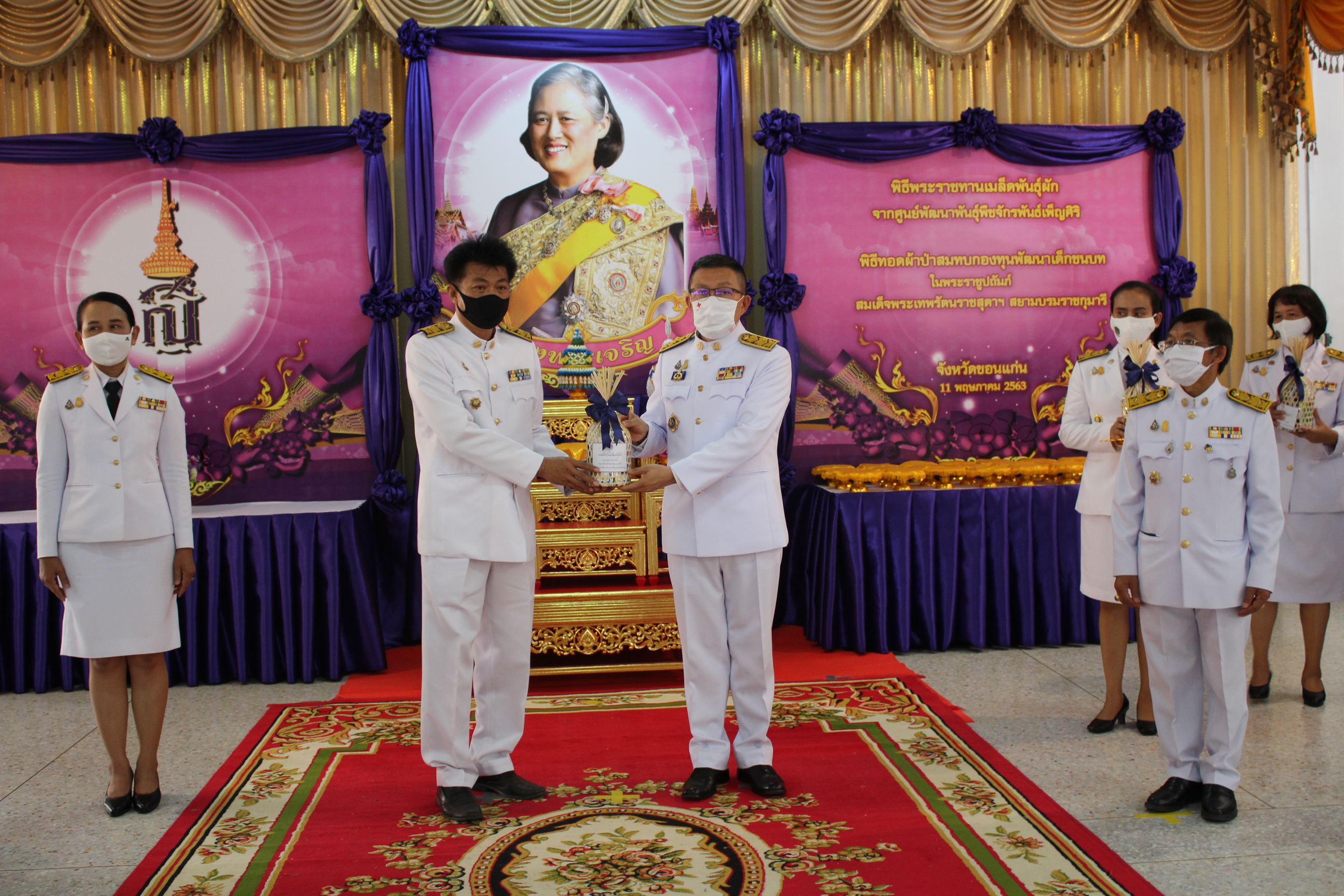 ? จังหวัดขอนแก่น จัดพิธีทอดผ้าป่าเมล็ดพันธุ์ผัก และพิธีมอบเมล็ดพันธุ์ผัก ตามโครงการ 90 วัน “ปลูกผักสวนครัว เพื่อสร้างความมั่นคงทางอาหาร” ?