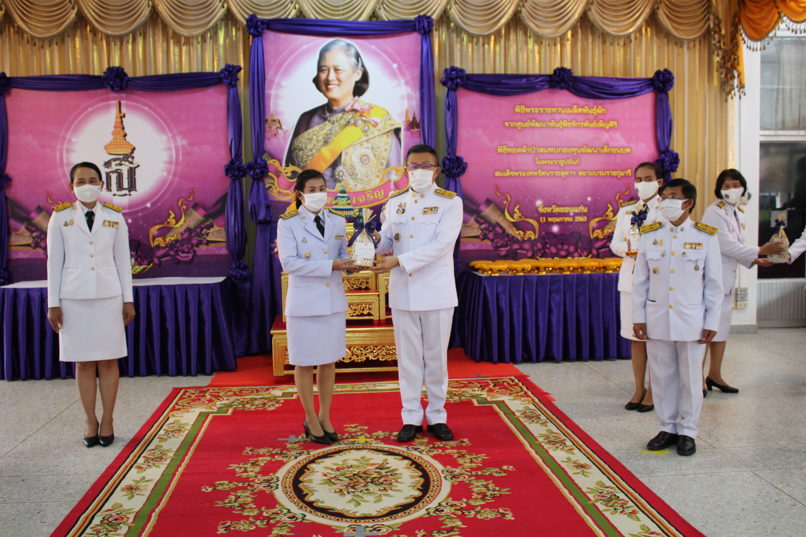 ? จังหวัดขอนแก่น จัดพิธีทอดผ้าป่าเมล็ดพันธุ์ผัก และพิธีมอบเมล็ดพันธุ์ผัก ตามโครงการ 90 วัน “ปลูกผักสวนครัว เพื่อสร้างความมั่นคงทางอาหาร” ?