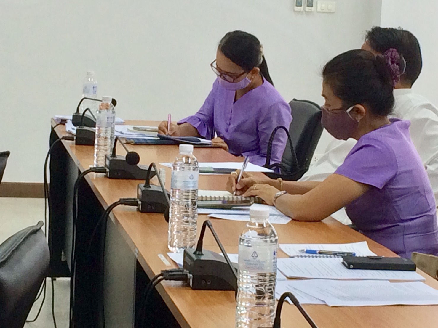 ? พช.ขอนแก่น : ร่วมประชุมคณะกรรมการกระตุ้นเศรษฐกิจฐานรากเพื่อบรรเทาผลกระทบจาก COVID -19 จังหวัดขอนแก่น ครั้งที่ 3/2563 ?  ?? วันที่ 29 พฤษภาคม 2563 เวลา 09.00 -12.00 น. ณ ห้องประชุมที่ว่าการอำเภอเมืองขอนแก่น จังหวัดขอนแก่น        นายสมศักดิ์  จังตระกุล  ผู้ว่าราชการจังหวัดขอนแก่น มอบหมายให้ นายศรัทธา  คชพลายุกต์  รองผู้ว่าราชการจังหวัดขอนแก่น เป็นประธานในการประชุมคณะกรรมการกระตุ้นเศรษฐกิจฐานรากเพื่อบรรเทาผลกระทบจาก COVID-19 จังหวัดขอนแก่น โดยมีส่วนราชการ เอกชน และภาคประชาสังคม ที่ได้รับการแต่งตั้ง ร่วมประชุมฯ        ในการนี้ นายธีระเชษฐ  สอนปะละ  พัฒนาการจังหวัดขอนแก่น พร้อมด้วยนางจิรภา  เชื้อดวงผุย หัวหน้ากลุ่มงานส่งเสริมการพัฒนาชุมชน และนางสาวณฐมน  ศรีอาจ นักวิชาการพัฒนาชุมชนชำนาญการผู้ช่วยหัวหน้ากลุ่มงานส่งเสริมฯ ร่วมประชุมในครั้งนี้ด้วย     ?ที่ประชุม ได้ร่วมกันหารือถึงการดำเนินโครงการกระตุ้นเศรษฐกิจหลังวิกฤตแพร่ระบาดโรคติดเชื้อไวรัสโคโรนา 2019 (COVID-19) จังหวัดขอนแก่น ภายใต้ชื่อ “ตลาดกระตุ้นเศรษฐกิจ วิถีใหม่ ไทขอนแก่น” กิจกรรมต่าง ๆ ในงานมีการ จัดตลาดนัดแรงงาน จัดตลาดธงฟ้า จัดตลาดสินค้าเกษตร การเชื่อมโยงตลาดสินค้า OTOP การเชื่อมโยงผู้ผลิต ผู้ประกอบการ และการให้สินเชื่อ/การช่วยเหลือเพื่อเกษตรกรและผู้เดือดร้อนเข้าถึงแหล่งทุน     ?การจัดทำโครงการภายใต้กรอบนโยบายการฟื้นฟูเศรษฐกิจและสังคมของประเทศในด้านต่าง ๆ ของจังหวัดขอนแก่น ทั้ง 3 ด้าน ได้แก่ (1) ด้านการตลาด (2) ด้านแรงงาน และ (3) ด้านอาชีพ/นวัตกรรม/ผู้ประกอบการ  ซึ่งประธานฯ ได้เน้นย้ำให้ทุกหน่วยงานที่จะเสนอโครงการฯ ให้เป็นไปตามกรอบนโยบายที่กำหนด พร้อมทั้งให้ข้อเสนอแนะแนวทางในการจัดทำโครงการของแต่ละด้าน ??  ——————— ? ตันติกร-ภาพข่าว (ข่าว) กลุ่มงานสารสนเทศฯ สพจ.ขอนแก่น-รายงาน