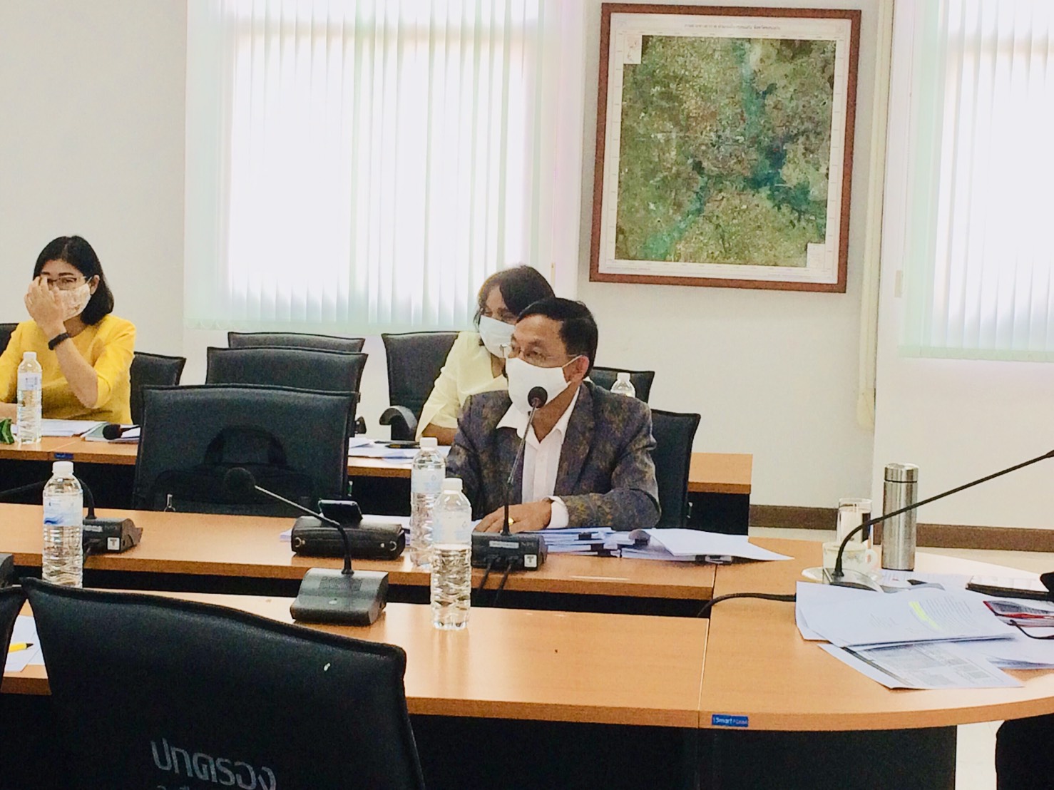 ? พช.ขอนแก่น : ร่วมประชุมคณะกรรมการกระตุ้นเศรษฐกิจฐานรากเพื่อบรรเทาผลกระทบจาก COVID -19 จังหวัดขอนแก่น ครั้งที่ 3/2563 ?  ?? วันที่ 29 พฤษภาคม 2563 เวลา 09.00 -12.00 น. ณ ห้องประชุมที่ว่าการอำเภอเมืองขอนแก่น จังหวัดขอนแก่น        นายสมศักดิ์  จังตระกุล  ผู้ว่าราชการจังหวัดขอนแก่น มอบหมายให้ นายศรัทธา  คชพลายุกต์  รองผู้ว่าราชการจังหวัดขอนแก่น เป็นประธานในการประชุมคณะกรรมการกระตุ้นเศรษฐกิจฐานรากเพื่อบรรเทาผลกระทบจาก COVID-19 จังหวัดขอนแก่น โดยมีส่วนราชการ เอกชน และภาคประชาสังคม ที่ได้รับการแต่งตั้ง ร่วมประชุมฯ        ในการนี้ นายธีระเชษฐ  สอนปะละ  พัฒนาการจังหวัดขอนแก่น พร้อมด้วยนางจิรภา  เชื้อดวงผุย หัวหน้ากลุ่มงานส่งเสริมการพัฒนาชุมชน และนางสาวณฐมน  ศรีอาจ นักวิชาการพัฒนาชุมชนชำนาญการผู้ช่วยหัวหน้ากลุ่มงานส่งเสริมฯ ร่วมประชุมในครั้งนี้ด้วย     ?ที่ประชุม ได้ร่วมกันหารือถึงการดำเนินโครงการกระตุ้นเศรษฐกิจหลังวิกฤตแพร่ระบาดโรคติดเชื้อไวรัสโคโรนา 2019 (COVID-19) จังหวัดขอนแก่น ภายใต้ชื่อ “ตลาดกระตุ้นเศรษฐกิจ วิถีใหม่ ไทขอนแก่น” กิจกรรมต่าง ๆ ในงานมีการ จัดตลาดนัดแรงงาน จัดตลาดธงฟ้า จัดตลาดสินค้าเกษตร การเชื่อมโยงตลาดสินค้า OTOP การเชื่อมโยงผู้ผลิต ผู้ประกอบการ และการให้สินเชื่อ/การช่วยเหลือเพื่อเกษตรกรและผู้เดือดร้อนเข้าถึงแหล่งทุน     ?การจัดทำโครงการภายใต้กรอบนโยบายการฟื้นฟูเศรษฐกิจและสังคมของประเทศในด้านต่าง ๆ ของจังหวัดขอนแก่น ทั้ง 3 ด้าน ได้แก่ (1) ด้านการตลาด (2) ด้านแรงงาน และ (3) ด้านอาชีพ/นวัตกรรม/ผู้ประกอบการ  ซึ่งประธานฯ ได้เน้นย้ำให้ทุกหน่วยงานที่จะเสนอโครงการฯ ให้เป็นไปตามกรอบนโยบายที่กำหนด พร้อมทั้งให้ข้อเสนอแนะแนวทางในการจัดทำโครงการของแต่ละด้าน ??  ——————— ? ตันติกร-ภาพข่าว (ข่าว) กลุ่มงานสารสนเทศฯ สพจ.ขอนแก่น-รายงาน