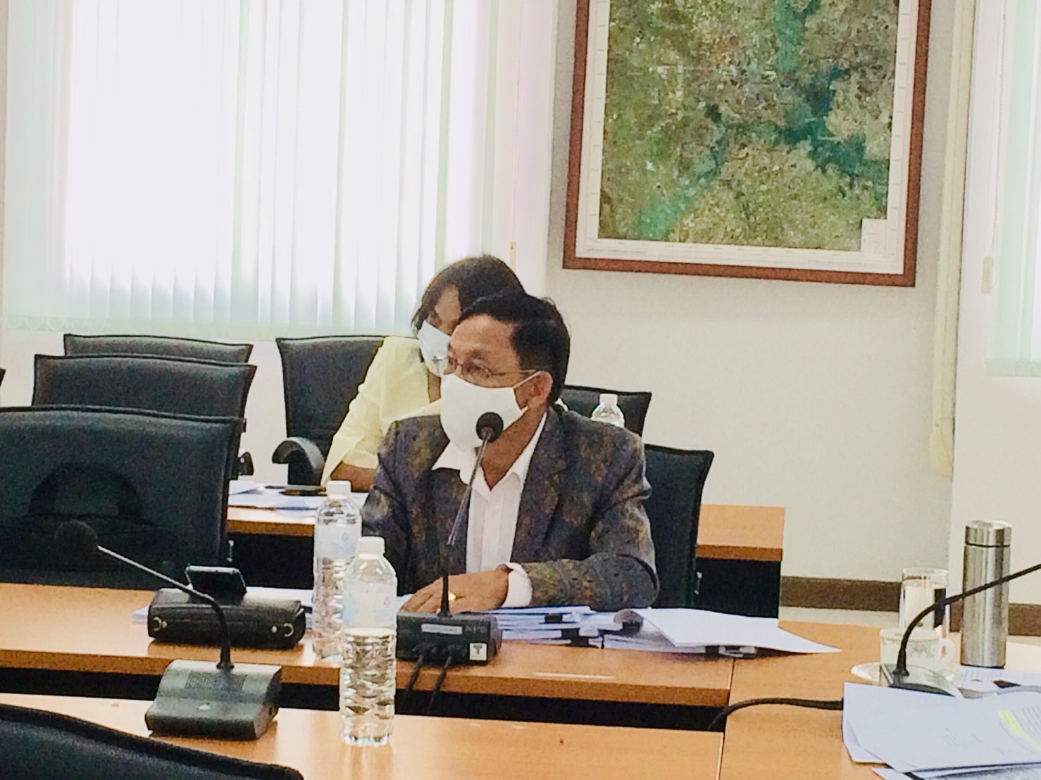 ? พช.ขอนแก่น : ร่วมประชุมคณะกรรมการกระตุ้นเศรษฐกิจฐานรากเพื่อบรรเทาผลกระทบจาก COVID -19 จังหวัดขอนแก่น ครั้งที่ 3/2563 ?  ?? วันที่ 29 พฤษภาคม 2563 เวลา 09.00 -12.00 น. ณ ห้องประชุมที่ว่าการอำเภอเมืองขอนแก่น จังหวัดขอนแก่น        นายสมศักดิ์  จังตระกุล  ผู้ว่าราชการจังหวัดขอนแก่น มอบหมายให้ นายศรัทธา  คชพลายุกต์  รองผู้ว่าราชการจังหวัดขอนแก่น เป็นประธานในการประชุมคณะกรรมการกระตุ้นเศรษฐกิจฐานรากเพื่อบรรเทาผลกระทบจาก COVID-19 จังหวัดขอนแก่น โดยมีส่วนราชการ เอกชน และภาคประชาสังคม ที่ได้รับการแต่งตั้ง ร่วมประชุมฯ        ในการนี้ นายธีระเชษฐ  สอนปะละ  พัฒนาการจังหวัดขอนแก่น พร้อมด้วยนางจิรภา  เชื้อดวงผุย หัวหน้ากลุ่มงานส่งเสริมการพัฒนาชุมชน และนางสาวณฐมน  ศรีอาจ นักวิชาการพัฒนาชุมชนชำนาญการผู้ช่วยหัวหน้ากลุ่มงานส่งเสริมฯ ร่วมประชุมในครั้งนี้ด้วย     ?ที่ประชุม ได้ร่วมกันหารือถึงการดำเนินโครงการกระตุ้นเศรษฐกิจหลังวิกฤตแพร่ระบาดโรคติดเชื้อไวรัสโคโรนา 2019 (COVID-19) จังหวัดขอนแก่น ภายใต้ชื่อ “ตลาดกระตุ้นเศรษฐกิจ วิถีใหม่ ไทขอนแก่น” กิจกรรมต่าง ๆ ในงานมีการ จัดตลาดนัดแรงงาน จัดตลาดธงฟ้า จัดตลาดสินค้าเกษตร การเชื่อมโยงตลาดสินค้า OTOP การเชื่อมโยงผู้ผลิต ผู้ประกอบการ และการให้สินเชื่อ/การช่วยเหลือเพื่อเกษตรกรและผู้เดือดร้อนเข้าถึงแหล่งทุน     ?การจัดทำโครงการภายใต้กรอบนโยบายการฟื้นฟูเศรษฐกิจและสังคมของประเทศในด้านต่าง ๆ ของจังหวัดขอนแก่น ทั้ง 3 ด้าน ได้แก่ (1) ด้านการตลาด (2) ด้านแรงงาน และ (3) ด้านอาชีพ/นวัตกรรม/ผู้ประกอบการ  ซึ่งประธานฯ ได้เน้นย้ำให้ทุกหน่วยงานที่จะเสนอโครงการฯ ให้เป็นไปตามกรอบนโยบายที่กำหนด พร้อมทั้งให้ข้อเสนอแนะแนวทางในการจัดทำโครงการของแต่ละด้าน ??  ——————— ? ตันติกร-ภาพข่าว (ข่าว) กลุ่มงานสารสนเทศฯ สพจ.ขอนแก่น-รายงาน
