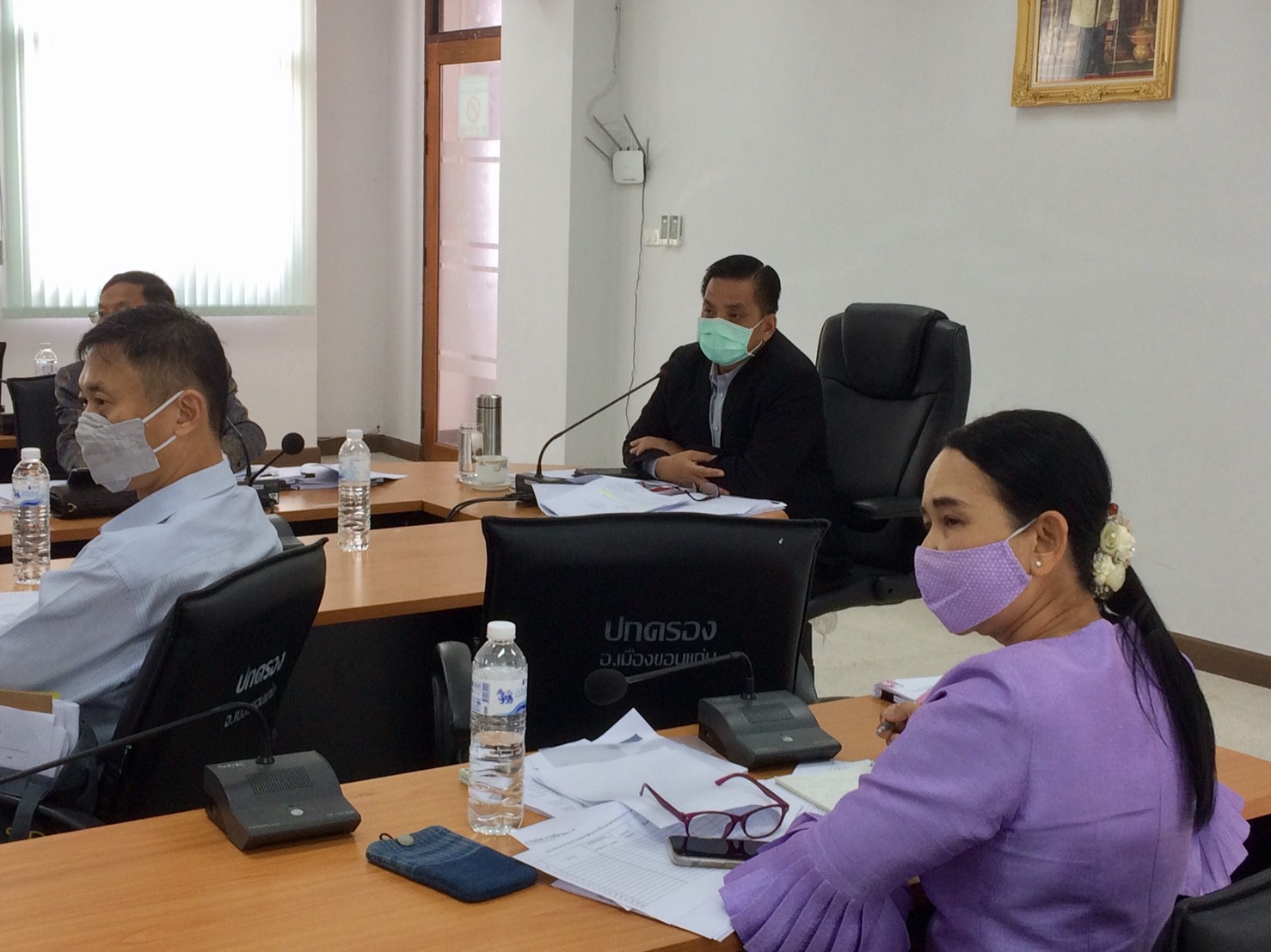 ? พช.ขอนแก่น : ร่วมประชุมคณะกรรมการกระตุ้นเศรษฐกิจฐานรากเพื่อบรรเทาผลกระทบจาก COVID -19 จังหวัดขอนแก่น ครั้งที่ 3/2563 ?  ?? วันที่ 29 พฤษภาคม 2563 เวลา 09.00 -12.00 น. ณ ห้องประชุมที่ว่าการอำเภอเมืองขอนแก่น จังหวัดขอนแก่น        นายสมศักดิ์  จังตระกุล  ผู้ว่าราชการจังหวัดขอนแก่น มอบหมายให้ นายศรัทธา  คชพลายุกต์  รองผู้ว่าราชการจังหวัดขอนแก่น เป็นประธานในการประชุมคณะกรรมการกระตุ้นเศรษฐกิจฐานรากเพื่อบรรเทาผลกระทบจาก COVID-19 จังหวัดขอนแก่น โดยมีส่วนราชการ เอกชน และภาคประชาสังคม ที่ได้รับการแต่งตั้ง ร่วมประชุมฯ        ในการนี้ นายธีระเชษฐ  สอนปะละ  พัฒนาการจังหวัดขอนแก่น พร้อมด้วยนางจิรภา  เชื้อดวงผุย หัวหน้ากลุ่มงานส่งเสริมการพัฒนาชุมชน และนางสาวณฐมน  ศรีอาจ นักวิชาการพัฒนาชุมชนชำนาญการผู้ช่วยหัวหน้ากลุ่มงานส่งเสริมฯ ร่วมประชุมในครั้งนี้ด้วย     ?ที่ประชุม ได้ร่วมกันหารือถึงการดำเนินโครงการกระตุ้นเศรษฐกิจหลังวิกฤตแพร่ระบาดโรคติดเชื้อไวรัสโคโรนา 2019 (COVID-19) จังหวัดขอนแก่น ภายใต้ชื่อ “ตลาดกระตุ้นเศรษฐกิจ วิถีใหม่ ไทขอนแก่น” กิจกรรมต่าง ๆ ในงานมีการ จัดตลาดนัดแรงงาน จัดตลาดธงฟ้า จัดตลาดสินค้าเกษตร การเชื่อมโยงตลาดสินค้า OTOP การเชื่อมโยงผู้ผลิต ผู้ประกอบการ และการให้สินเชื่อ/การช่วยเหลือเพื่อเกษตรกรและผู้เดือดร้อนเข้าถึงแหล่งทุน     ?การจัดทำโครงการภายใต้กรอบนโยบายการฟื้นฟูเศรษฐกิจและสังคมของประเทศในด้านต่าง ๆ ของจังหวัดขอนแก่น ทั้ง 3 ด้าน ได้แก่ (1) ด้านการตลาด (2) ด้านแรงงาน และ (3) ด้านอาชีพ/นวัตกรรม/ผู้ประกอบการ  ซึ่งประธานฯ ได้เน้นย้ำให้ทุกหน่วยงานที่จะเสนอโครงการฯ ให้เป็นไปตามกรอบนโยบายที่กำหนด พร้อมทั้งให้ข้อเสนอแนะแนวทางในการจัดทำโครงการของแต่ละด้าน ??  ——————— ? ตันติกร-ภาพข่าว (ข่าว) กลุ่มงานสารสนเทศฯ สพจ.ขอนแก่น-รายงาน