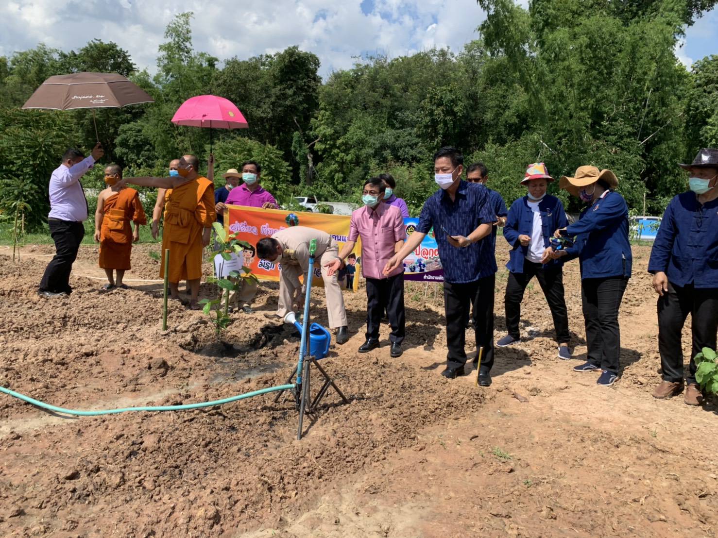 ? จังหวัดขอนแก่น : จัดกิจกรรมพลังสตรีอาสาพัฒนา ปลูกป่าเฉลิมพระเกียรติ เนื่องในโอกาสวันเฉลิมพระชนมพรรษา สมเด็จพระนางเจ้าฯ พระบรมราชินี และกิจกรรมปลูกผักสวนครัว เพื่อสร้างความมั่นคงทางอาหาร ตามพระดำริของเจ้าพระคุณสมเด็จพระอริยวงศาคตญาณ สมเด็จพระสังฆราช สกลมหาสังฆปริณายก ?