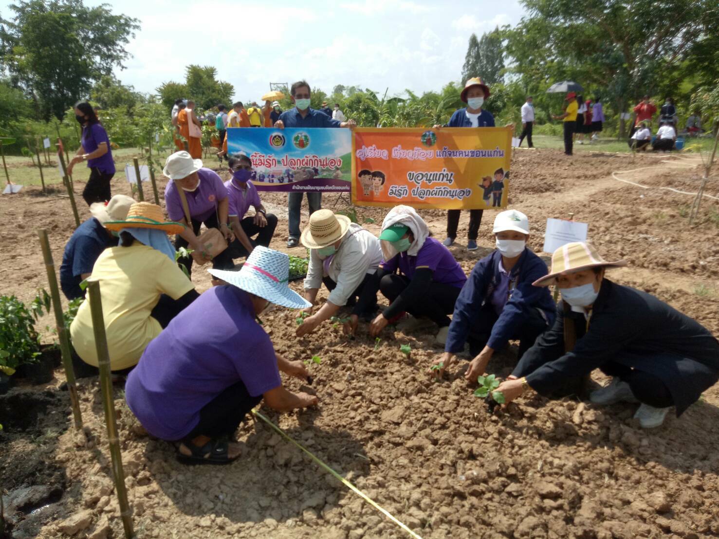 ? จังหวัดขอนแก่น : จัดกิจกรรมพลังสตรีอาสาพัฒนา ปลูกป่าเฉลิมพระเกียรติ เนื่องในโอกาสวันเฉลิมพระชนมพรรษา สมเด็จพระนางเจ้าฯ พระบรมราชินี และกิจกรรมปลูกผักสวนครัว เพื่อสร้างความมั่นคงทางอาหาร ตามพระดำริของเจ้าพระคุณสมเด็จพระอริยวงศาคตญาณ สมเด็จพระสังฆราช สกลมหาสังฆปริณายก ?