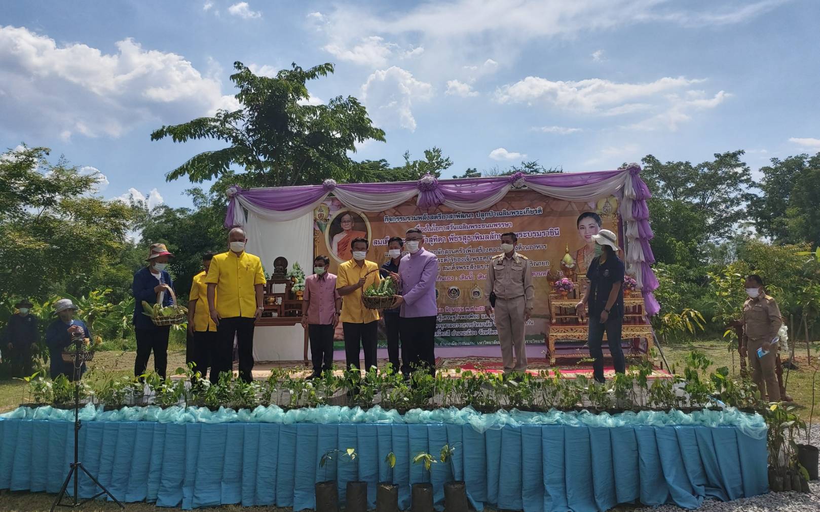 ? จังหวัดขอนแก่น : จัดกิจกรรมพลังสตรีอาสาพัฒนา ปลูกป่าเฉลิมพระเกียรติ เนื่องในโอกาสวันเฉลิมพระชนมพรรษา สมเด็จพระนางเจ้าฯ พระบรมราชินี และกิจกรรมปลูกผักสวนครัว เพื่อสร้างความมั่นคงทางอาหาร ตามพระดำริของเจ้าพระคุณสมเด็จพระอริยวงศาคตญาณ สมเด็จพระสังฆราช สกลมหาสังฆปริณายก ?