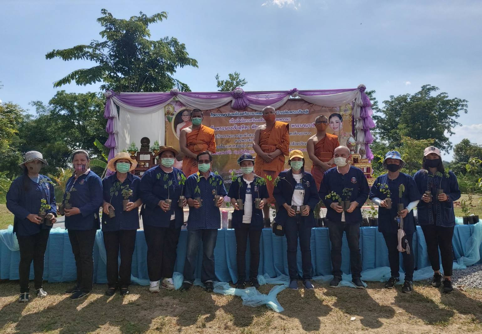 ? จังหวัดขอนแก่น : จัดกิจกรรมพลังสตรีอาสาพัฒนา ปลูกป่าเฉลิมพระเกียรติ เนื่องในโอกาสวันเฉลิมพระชนมพรรษา สมเด็จพระนางเจ้าฯ พระบรมราชินี และกิจกรรมปลูกผักสวนครัว เพื่อสร้างความมั่นคงทางอาหาร ตามพระดำริของเจ้าพระคุณสมเด็จพระอริยวงศาคตญาณ สมเด็จพระสังฆราช สกลมหาสังฆปริณายก ?