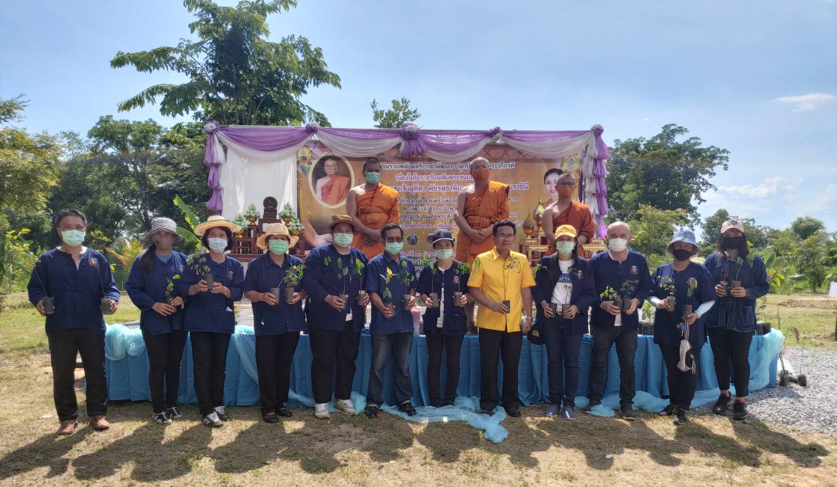 ? จังหวัดขอนแก่น : จัดกิจกรรมพลังสตรีอาสาพัฒนา ปลูกป่าเฉลิมพระเกียรติ เนื่องในโอกาสวันเฉลิมพระชนมพรรษา สมเด็จพระนางเจ้าฯ พระบรมราชินี และกิจกรรมปลูกผักสวนครัว เพื่อสร้างความมั่นคงทางอาหาร ตามพระดำริของเจ้าพระคุณสมเด็จพระอริยวงศาคตญาณ สมเด็จพระสังฆราช สกลมหาสังฆปริณายก ?