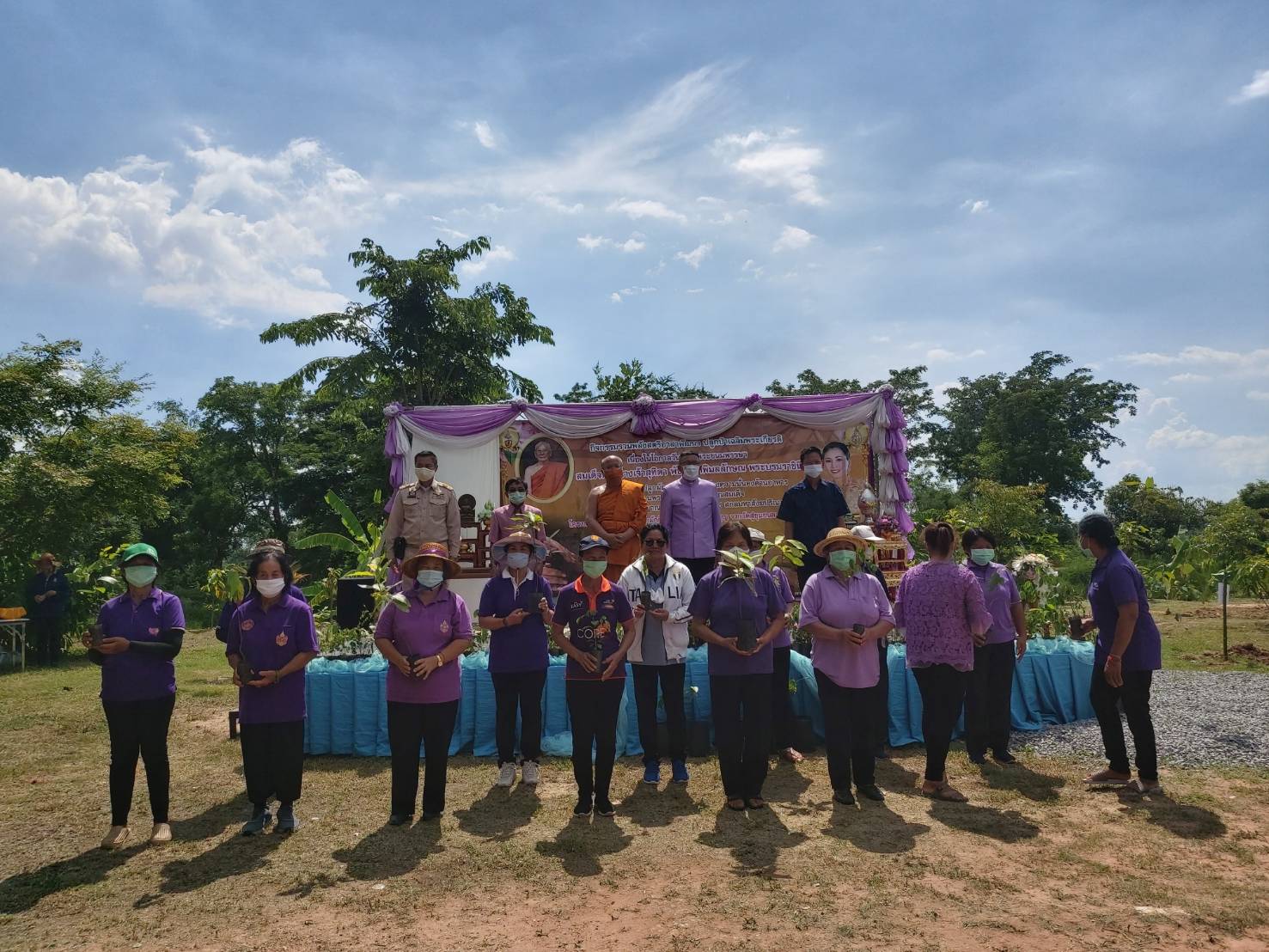 ? จังหวัดขอนแก่น : จัดกิจกรรมพลังสตรีอาสาพัฒนา ปลูกป่าเฉลิมพระเกียรติ เนื่องในโอกาสวันเฉลิมพระชนมพรรษา สมเด็จพระนางเจ้าฯ พระบรมราชินี และกิจกรรมปลูกผักสวนครัว เพื่อสร้างความมั่นคงทางอาหาร ตามพระดำริของเจ้าพระคุณสมเด็จพระอริยวงศาคตญาณ สมเด็จพระสังฆราช สกลมหาสังฆปริณายก ?