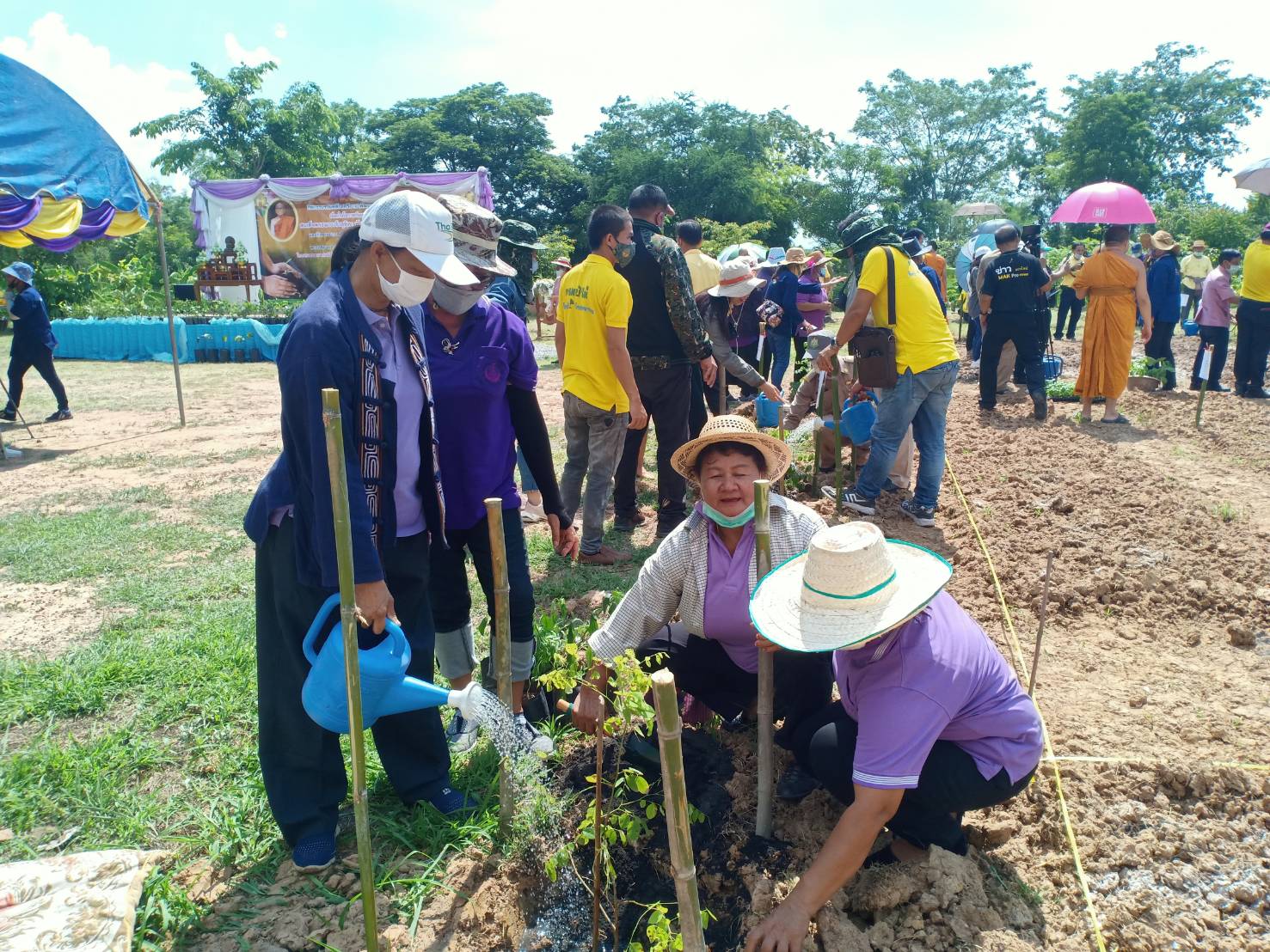 ? จังหวัดขอนแก่น : จัดกิจกรรมพลังสตรีอาสาพัฒนา ปลูกป่าเฉลิมพระเกียรติ เนื่องในโอกาสวันเฉลิมพระชนมพรรษา สมเด็จพระนางเจ้าฯ พระบรมราชินี และกิจกรรมปลูกผักสวนครัว เพื่อสร้างความมั่นคงทางอาหาร ตามพระดำริของเจ้าพระคุณสมเด็จพระอริยวงศาคตญาณ สมเด็จพระสังฆราช สกลมหาสังฆปริณายก ?