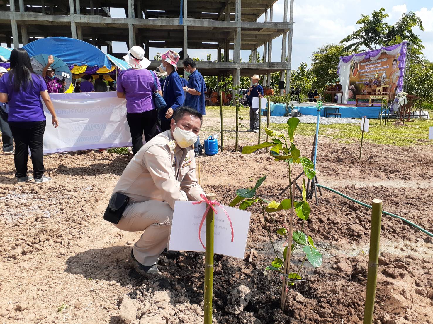 ? จังหวัดขอนแก่น : จัดกิจกรรมพลังสตรีอาสาพัฒนา ปลูกป่าเฉลิมพระเกียรติ เนื่องในโอกาสวันเฉลิมพระชนมพรรษา สมเด็จพระนางเจ้าฯ พระบรมราชินี และกิจกรรมปลูกผักสวนครัว เพื่อสร้างความมั่นคงทางอาหาร ตามพระดำริของเจ้าพระคุณสมเด็จพระอริยวงศาคตญาณ สมเด็จพระสังฆราช สกลมหาสังฆปริณายก ?