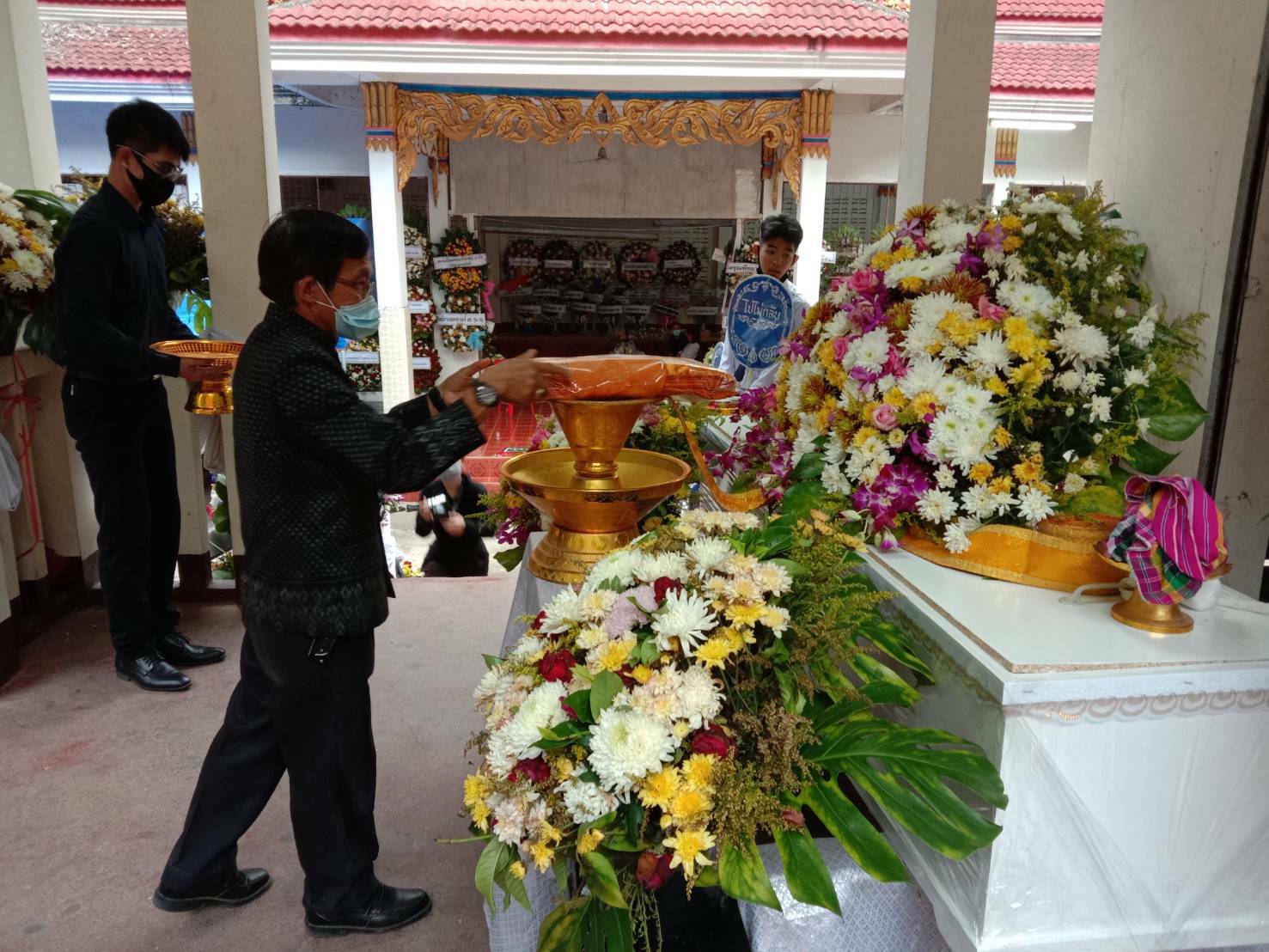 ? พช.ขอนแก่น : ร่วมแสดงความไว้อาลัยงานฌาปนกิจศพนายวชิรวิทย์ รัญดร ผู้วายชนม์ ?