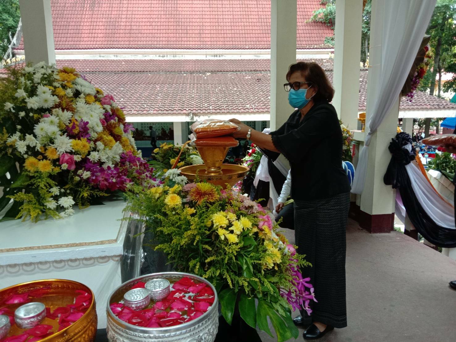 ? พช.ขอนแก่น : ร่วมแสดงความไว้อาลัยงานฌาปนกิจศพนายวชิรวิทย์ รัญดร ผู้วายชนม์ ?