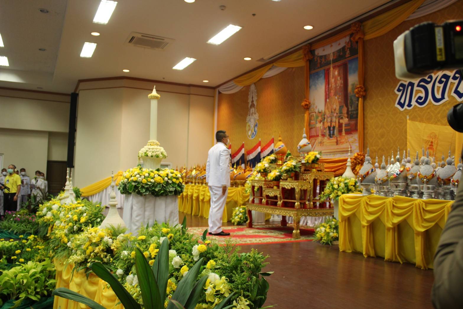 ? พช.ขอนแก่น : ร่วมพิธีถวายเครื่องราชสักการะและวางพานพุ่ม พิธีจุดเทียนชัยถวายพระพรชัยมงคล เนื่องในโอกาสวันเฉลิมพระชนมพรรษาพระบาทสมเด็จพระเจ้าอยู่หัว 28 กรกฎาคม 2563 ?