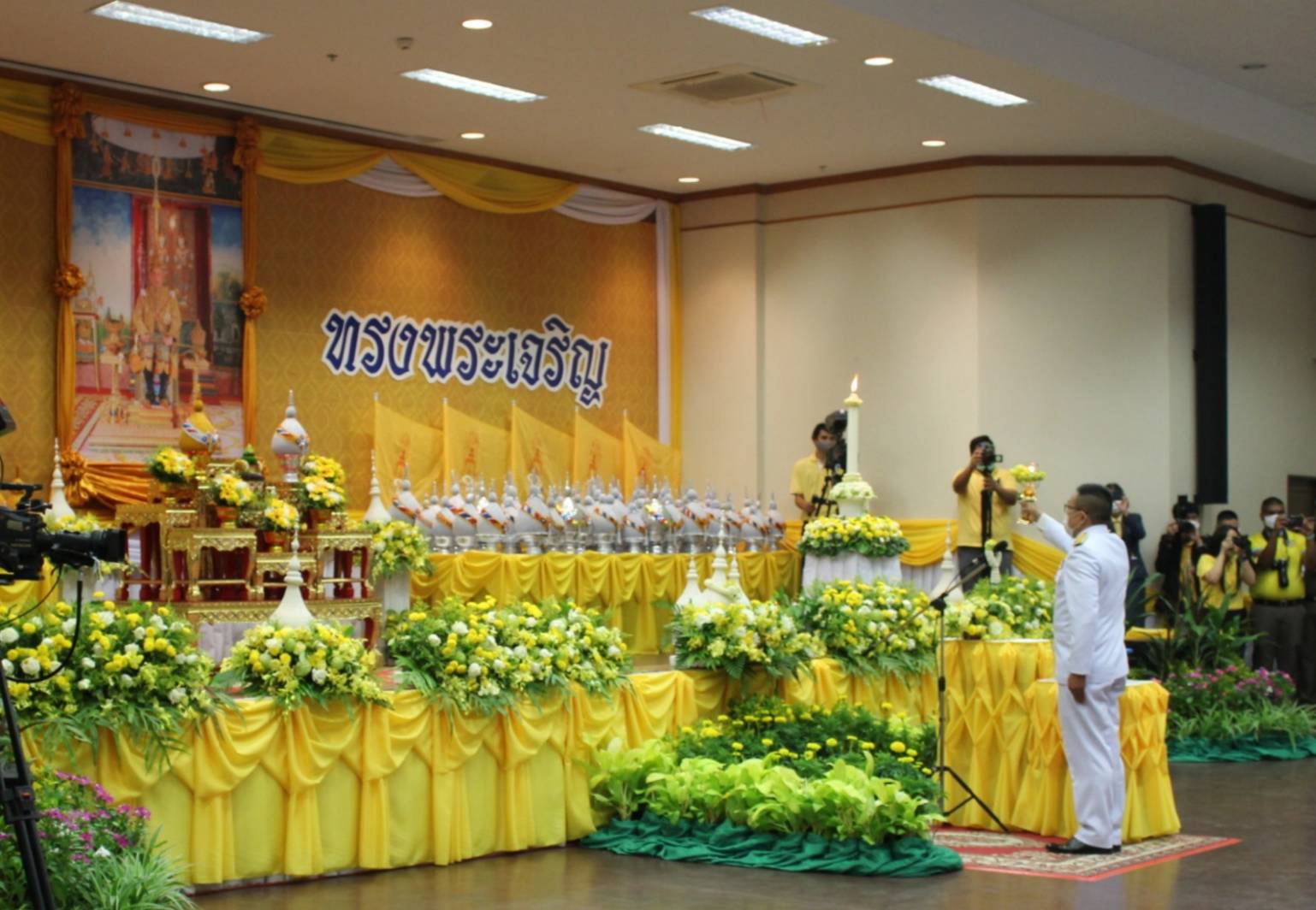 ? พช.ขอนแก่น : ร่วมพิธีถวายเครื่องราชสักการะและวางพานพุ่ม พิธีจุดเทียนชัยถวายพระพรชัยมงคล เนื่องในโอกาสวันเฉลิมพระชนมพรรษาพระบาทสมเด็จพระเจ้าอยู่หัว 28 กรกฎาคม 2563 ?