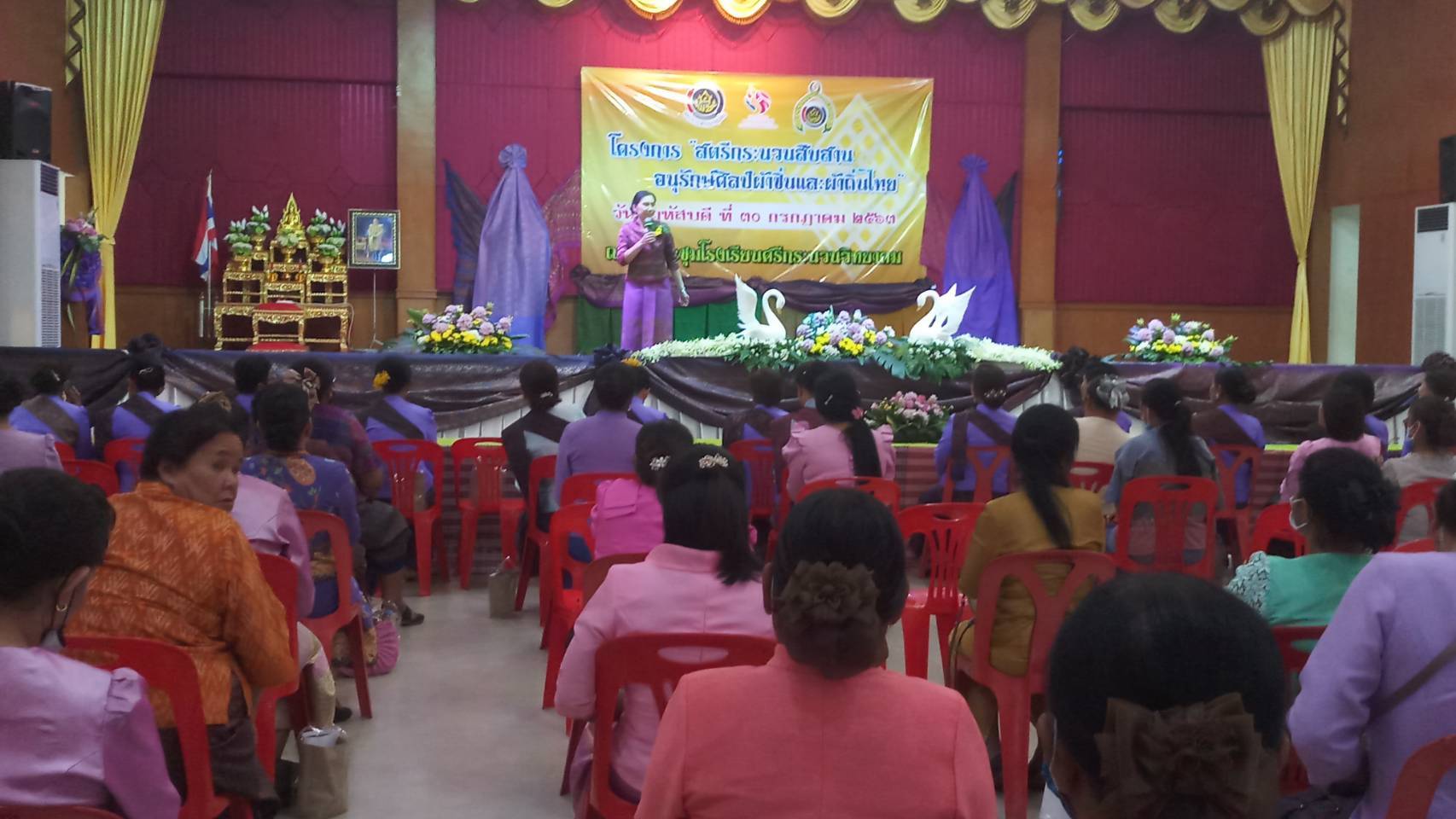 ? พช.ขอนแก่น : ร่วมพิธีเปิดโครการ “สตรีกระนวนสืบสานอนุรักษ์ศิลป์ ผ้าซิ่นและผ้าไทย” อำเภอกระนวน จังหวัดขอนแก่น ?